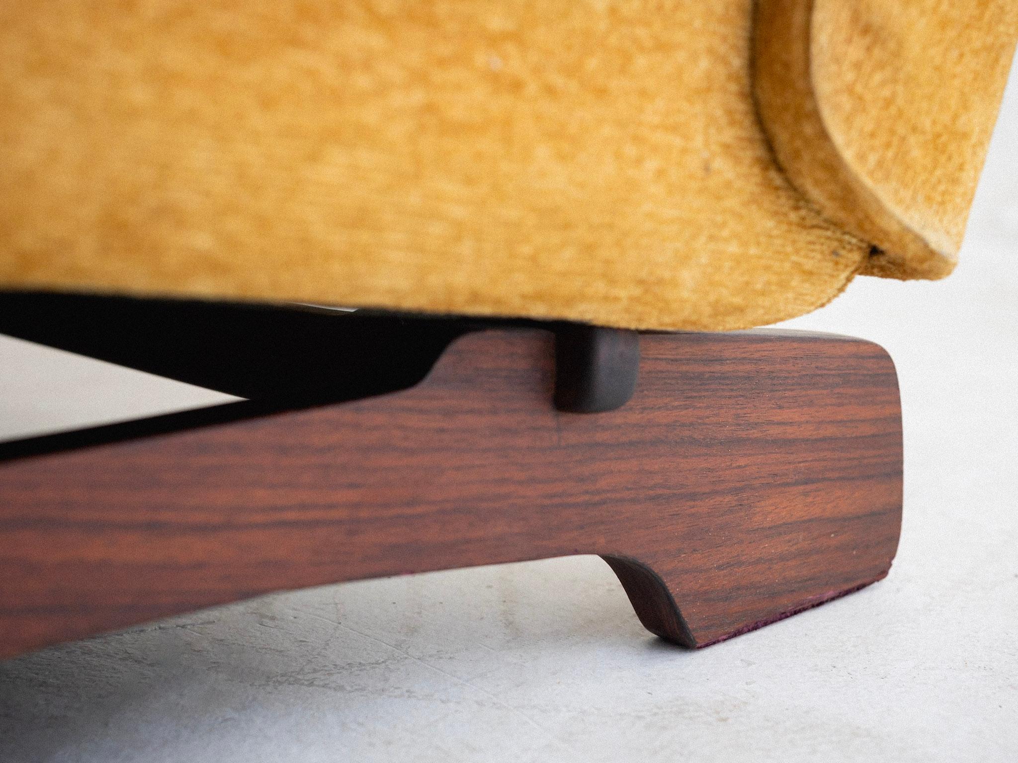 Giuseppe Rossi für Albizzate Space Age, Sofa mit Holzrahmen, Space Age im Angebot 8
