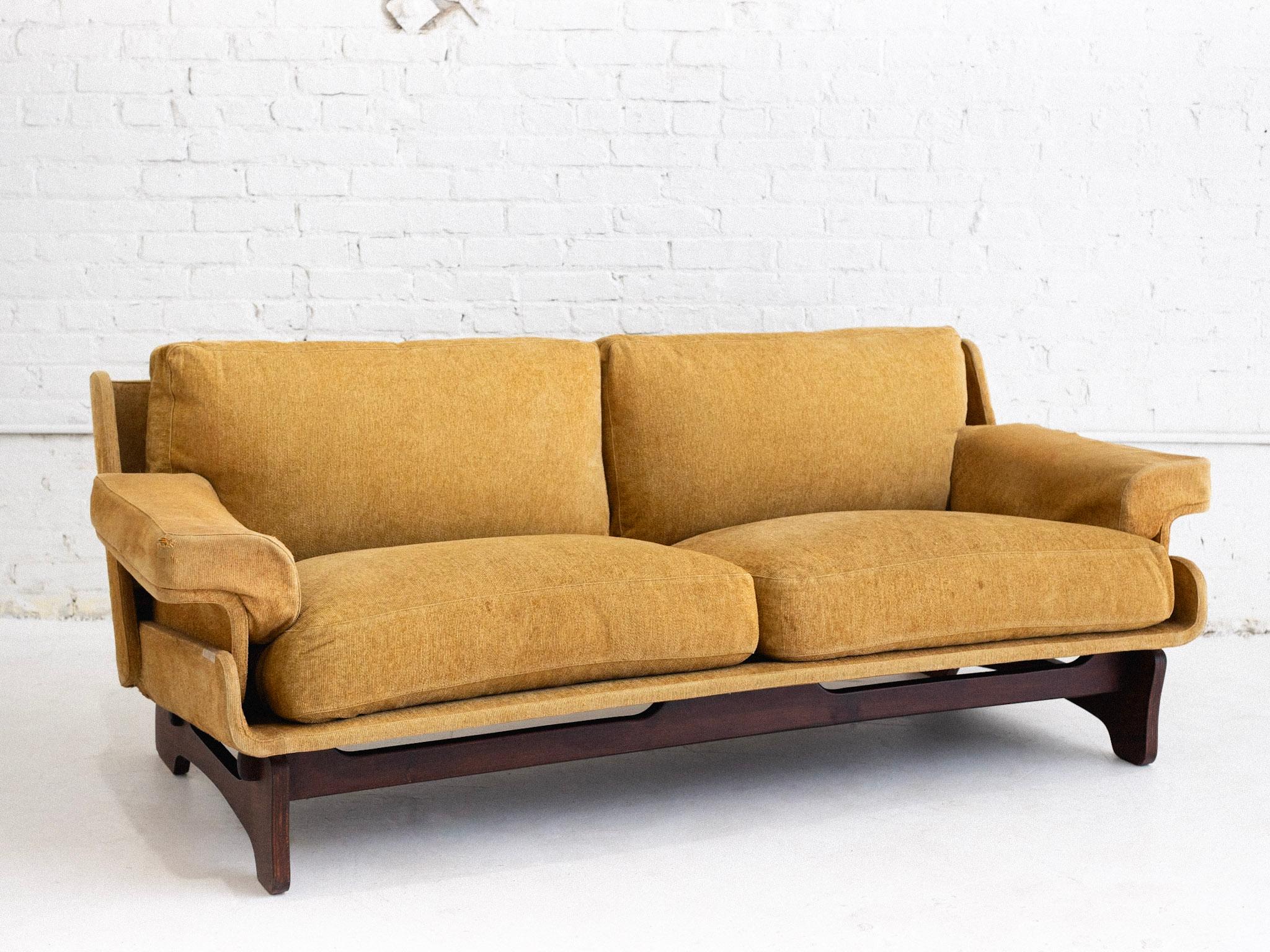 Ein italienisches Space-Age-Sofa von Giuseppe Rossi für Albizzate. Holzsockel, original gelbe Chenille-Polsterung und bronzefarbene Beschläge. Eine Neupolsterung wird empfohlen. Stammt aus Norditalien.

Albizzate ist eine italienische Möbelmarke,