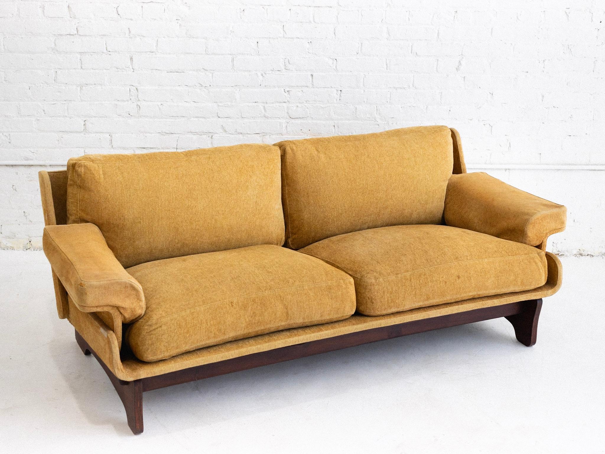 Giuseppe Rossi für Albizzate Space Age, Sofa mit Holzrahmen, Space Age (Italienisch) im Angebot