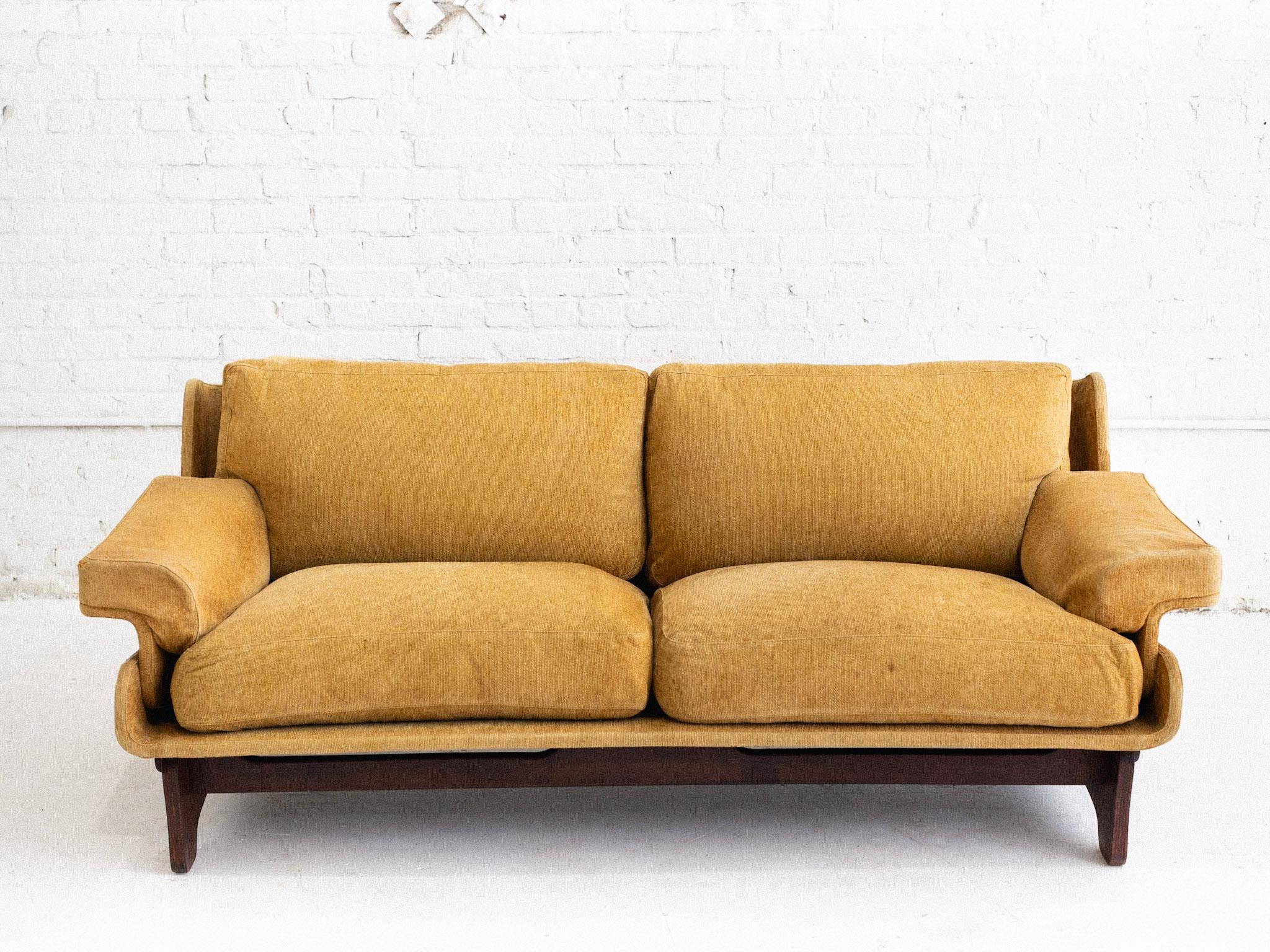 Giuseppe Rossi für Albizzate Space Age, Sofa mit Holzrahmen, Space Age im Zustand „Relativ gut“ im Angebot in Brooklyn, NY