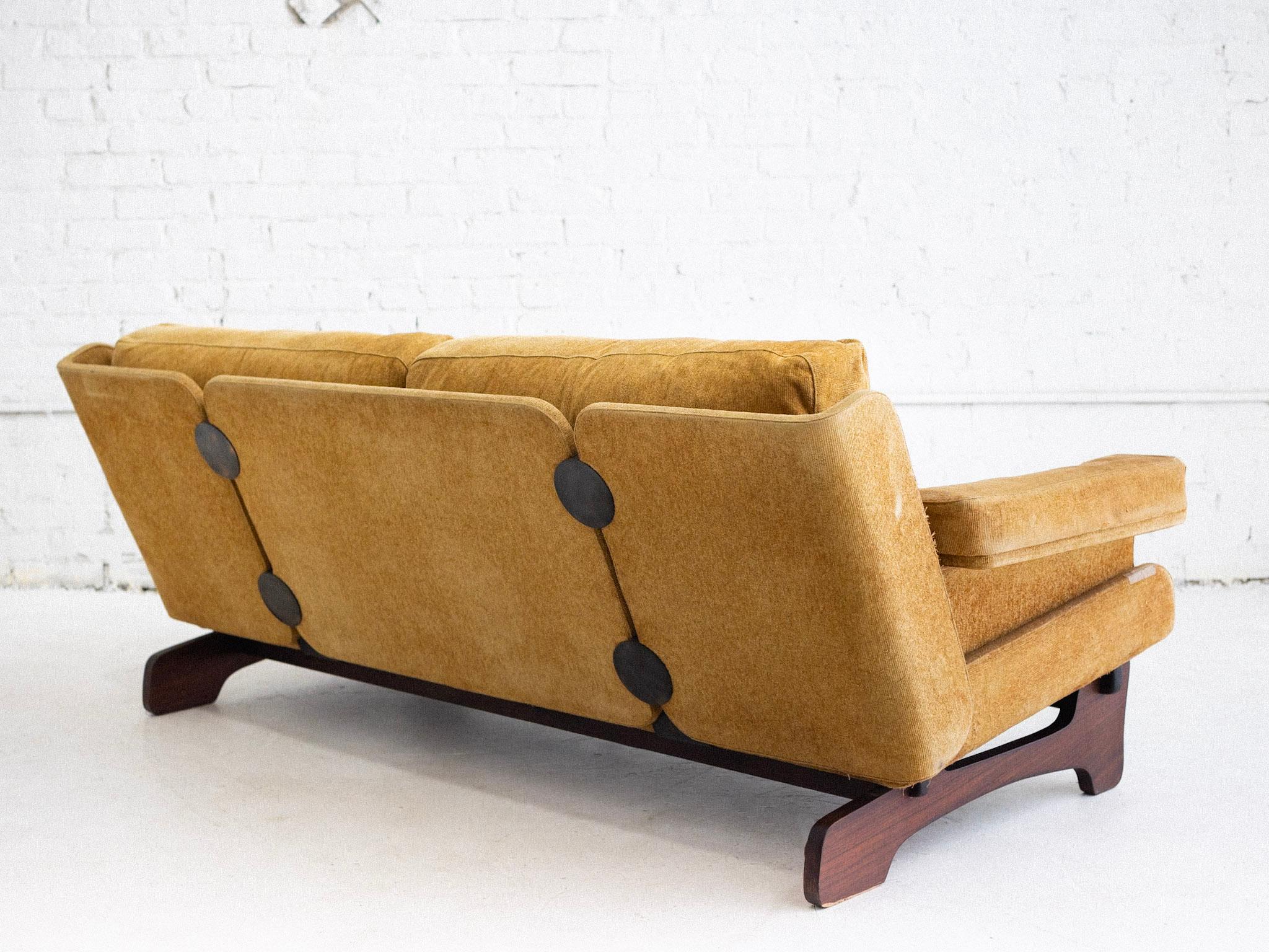 Giuseppe Rossi für Albizzate Space Age, Sofa mit Holzrahmen, Space Age (20. Jahrhundert) im Angebot