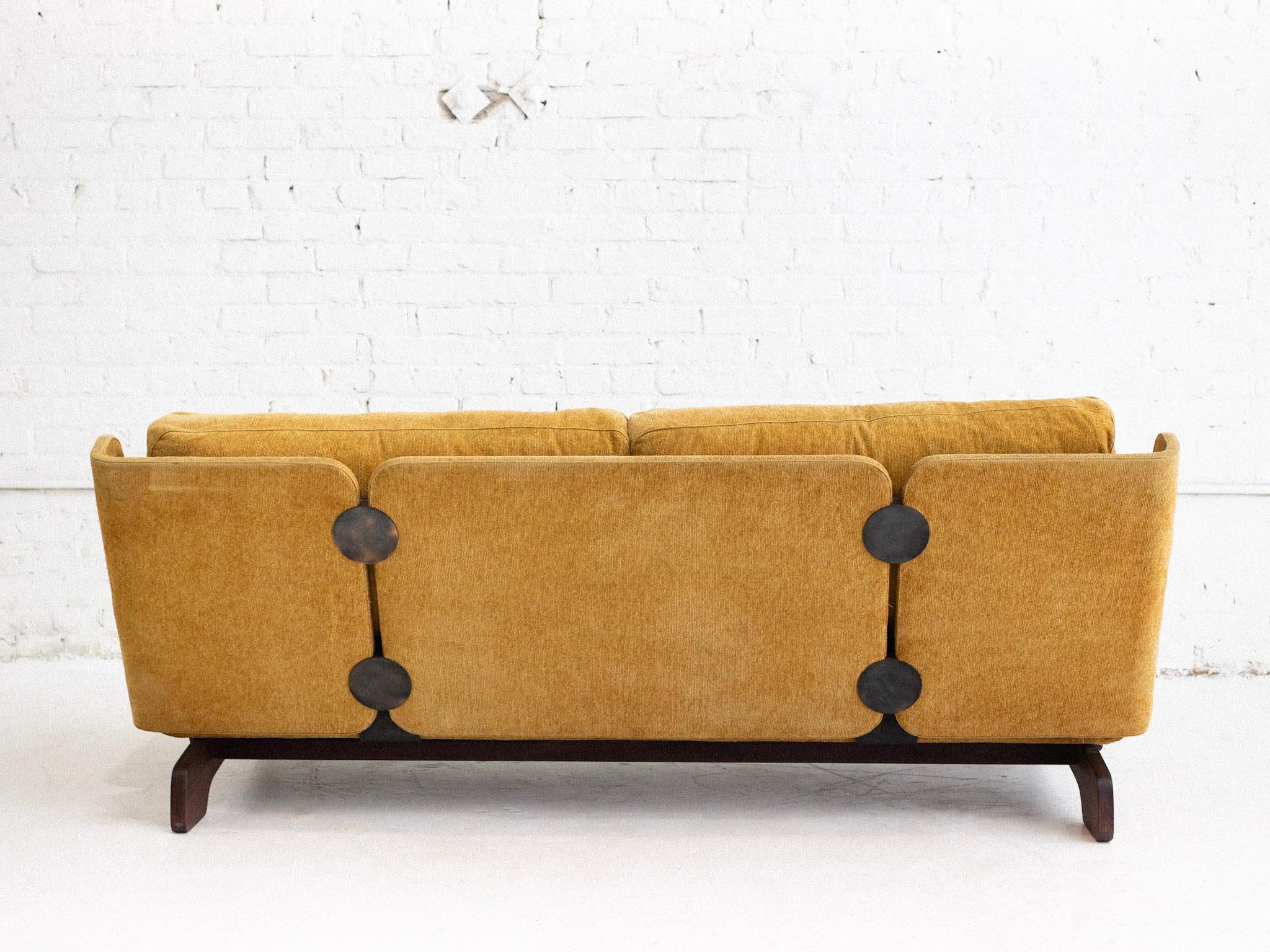 Giuseppe Rossi für Albizzate Space Age, Sofa mit Holzrahmen, Space Age (Polster) im Angebot