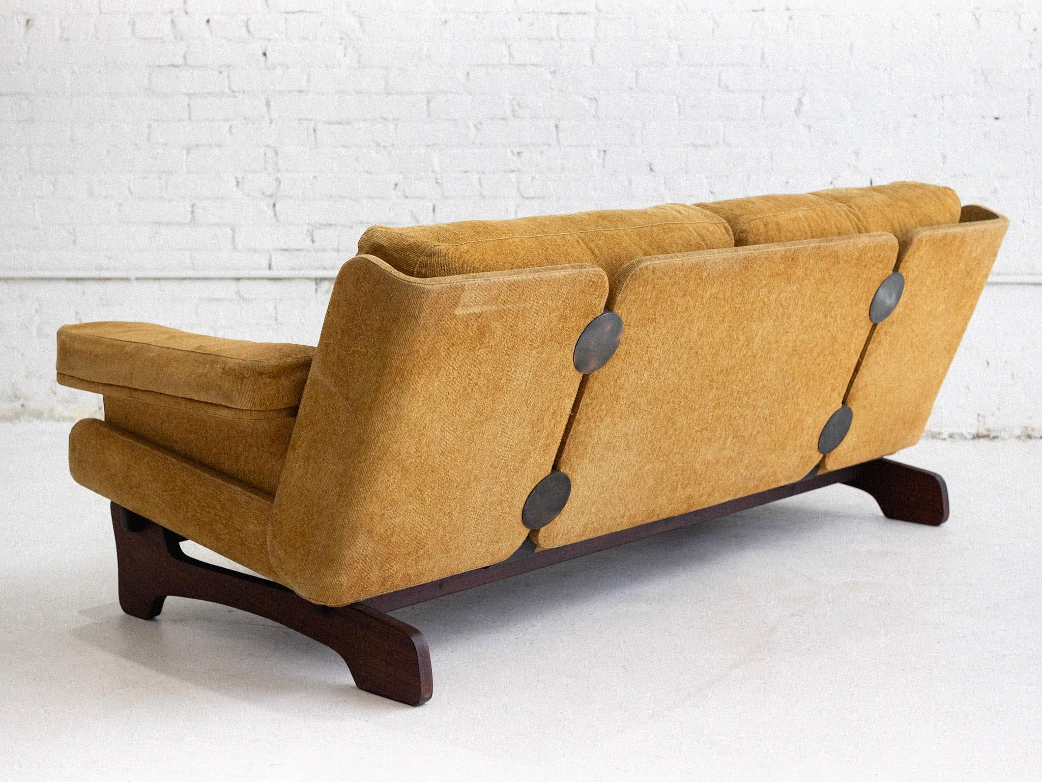 Giuseppe Rossi für Albizzate Space Age, Sofa mit Holzrahmen, Space Age im Angebot 1