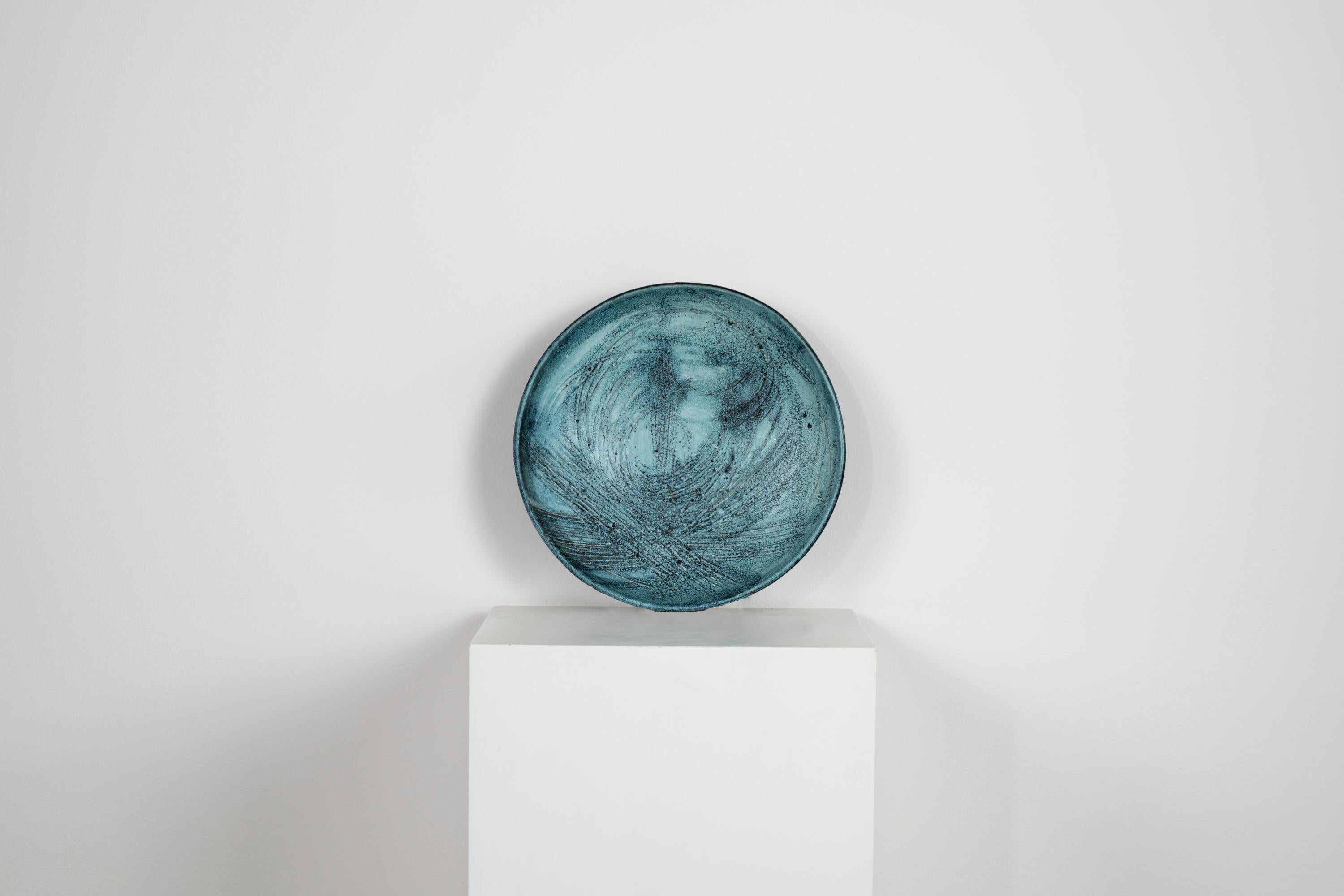 Piatto decorativo in ceramica realizzato da Giuseppe Rossicone negli anni '60. 

Numerato (27/120) e firmato dall'autore. 

Nei suoi 50 anni di attività Giuseppe Rossicone ha coinvolto numerosi artisti di grande valore conosciuti a livello nazionale