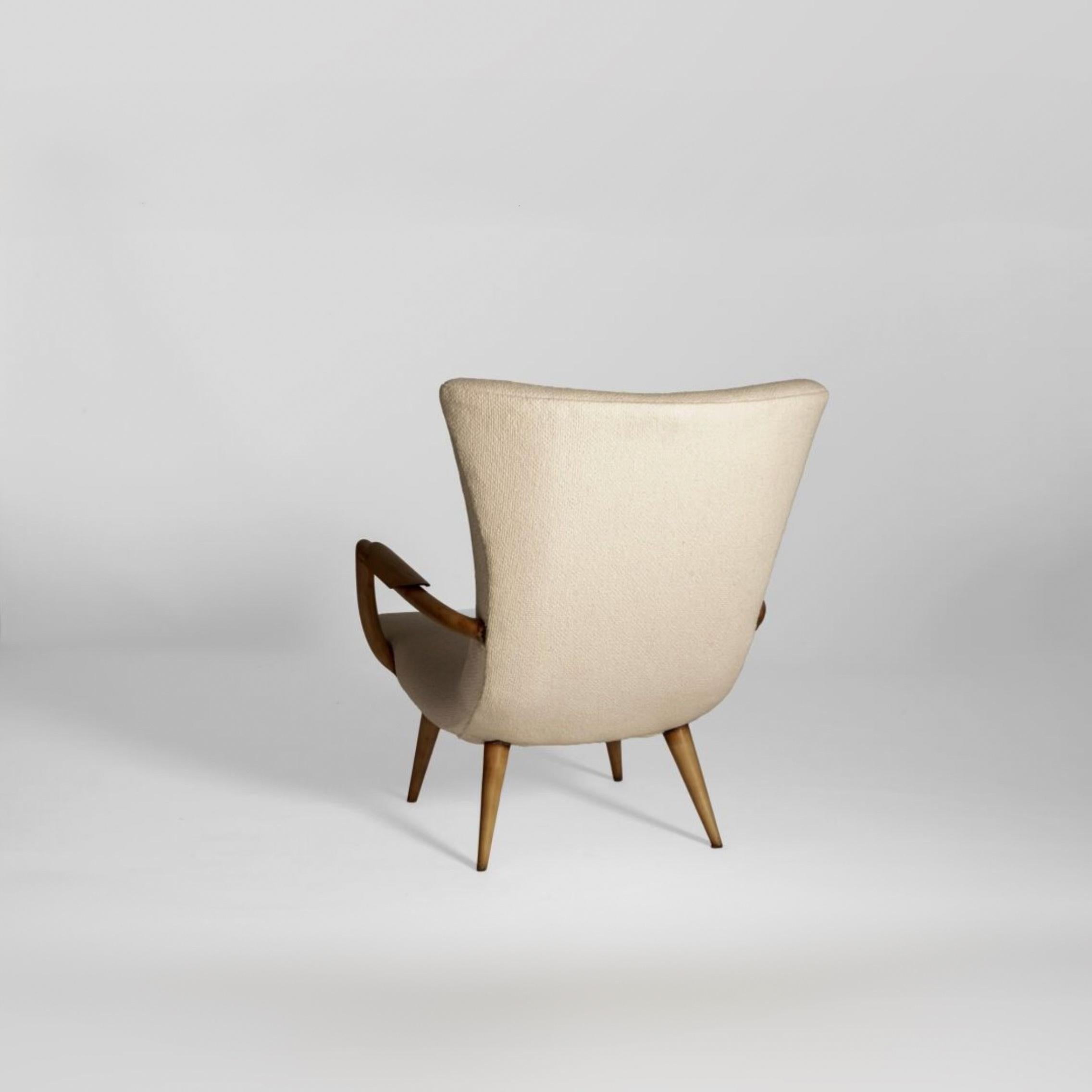 Giuseppe Scapinelli
1911-1982
Fauteuil/ Armchair, c. 1950
Bois Pau Marfim et tissu en coton blanc - Donatelli Editeur
Pau Marfim wood and white cotton fabric - Donatelli Publisher
87 x 73 x 70 cm
34 1/4 x 28 37/50 x 27 14/25 in