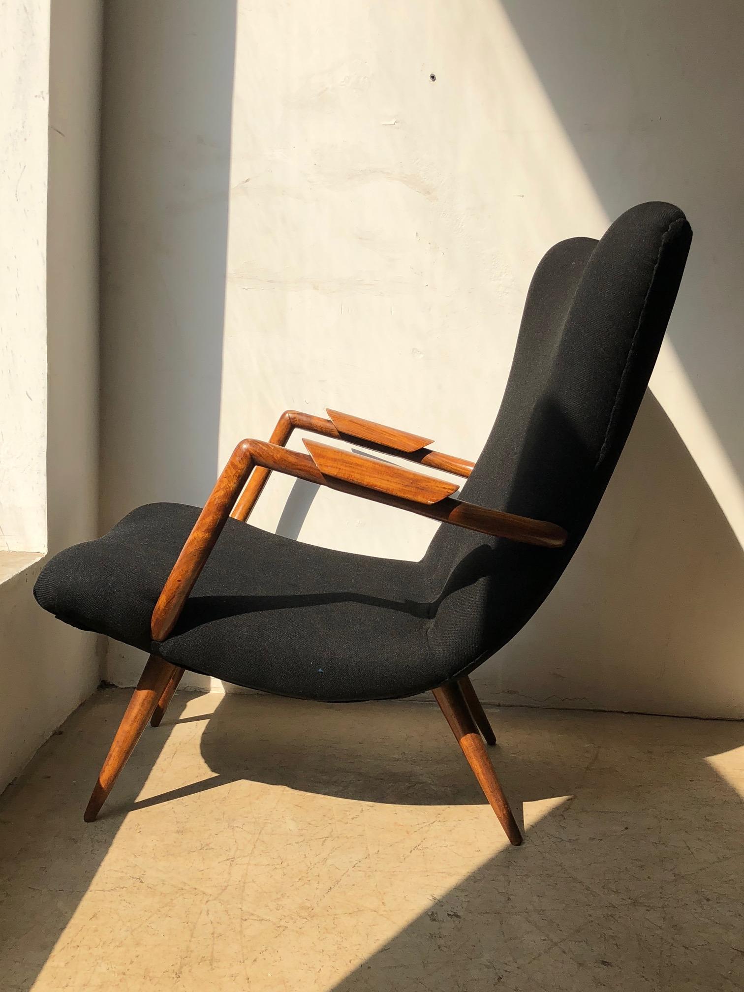 Giuseppe Scapinelli. Dies ist ein wunderschönes Beispiel für einen Scapinelli`s Classic Sessel. Ein wichtiges brasilianisches modernes Design-Möbelstück aus massivem Caviuna-Holz mit schwarzem Polsterbezug.