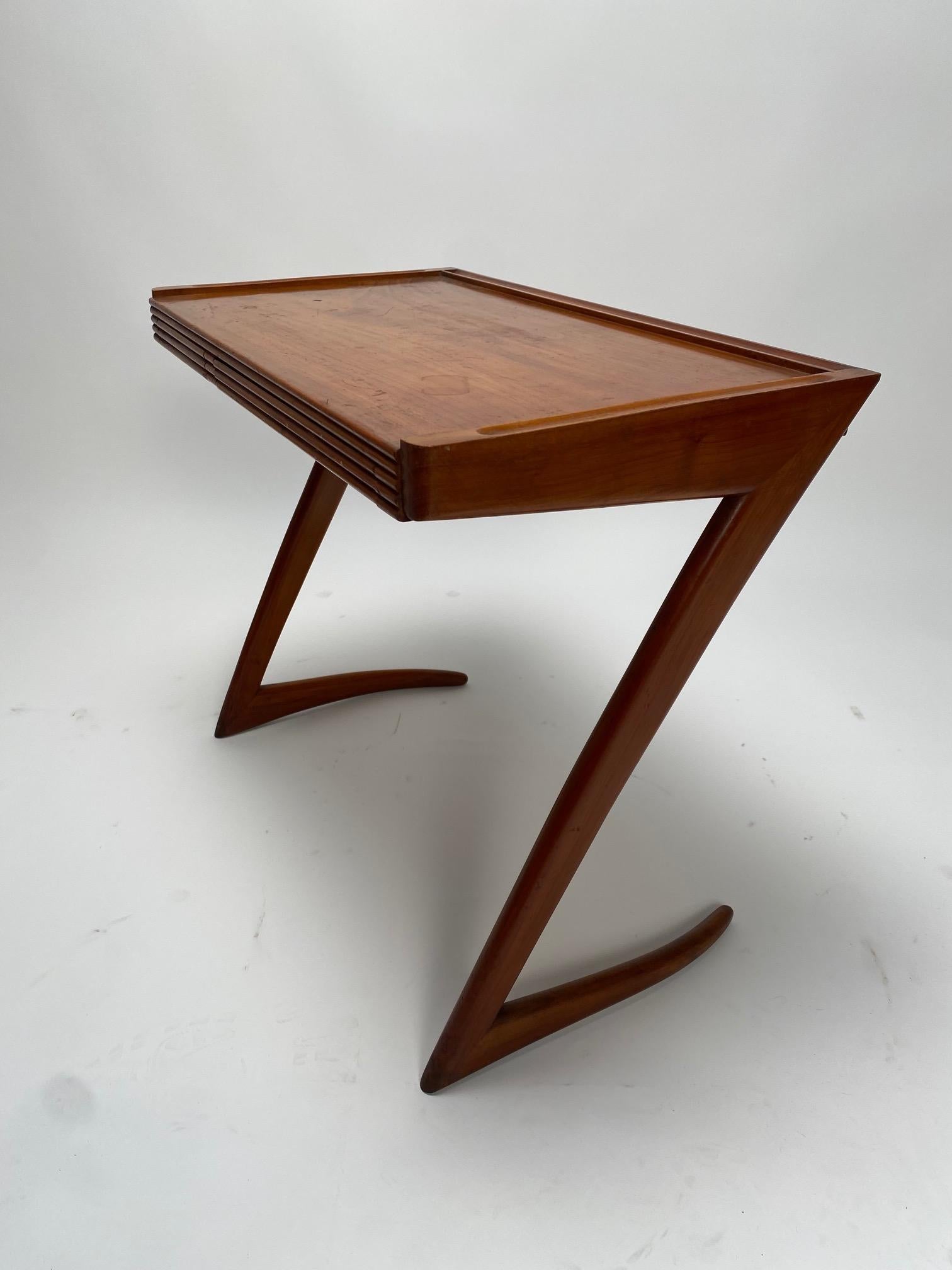 Giuseppe Scapinelli (Attr.), rare wooden table. Brazil, 1950

Among the great masters of Brazilian modern design, Giuseppe Scapinelli was born in 1891 in Modena, Italy, but like many of his Italian fellows, he crossed the ocean and immigrated to