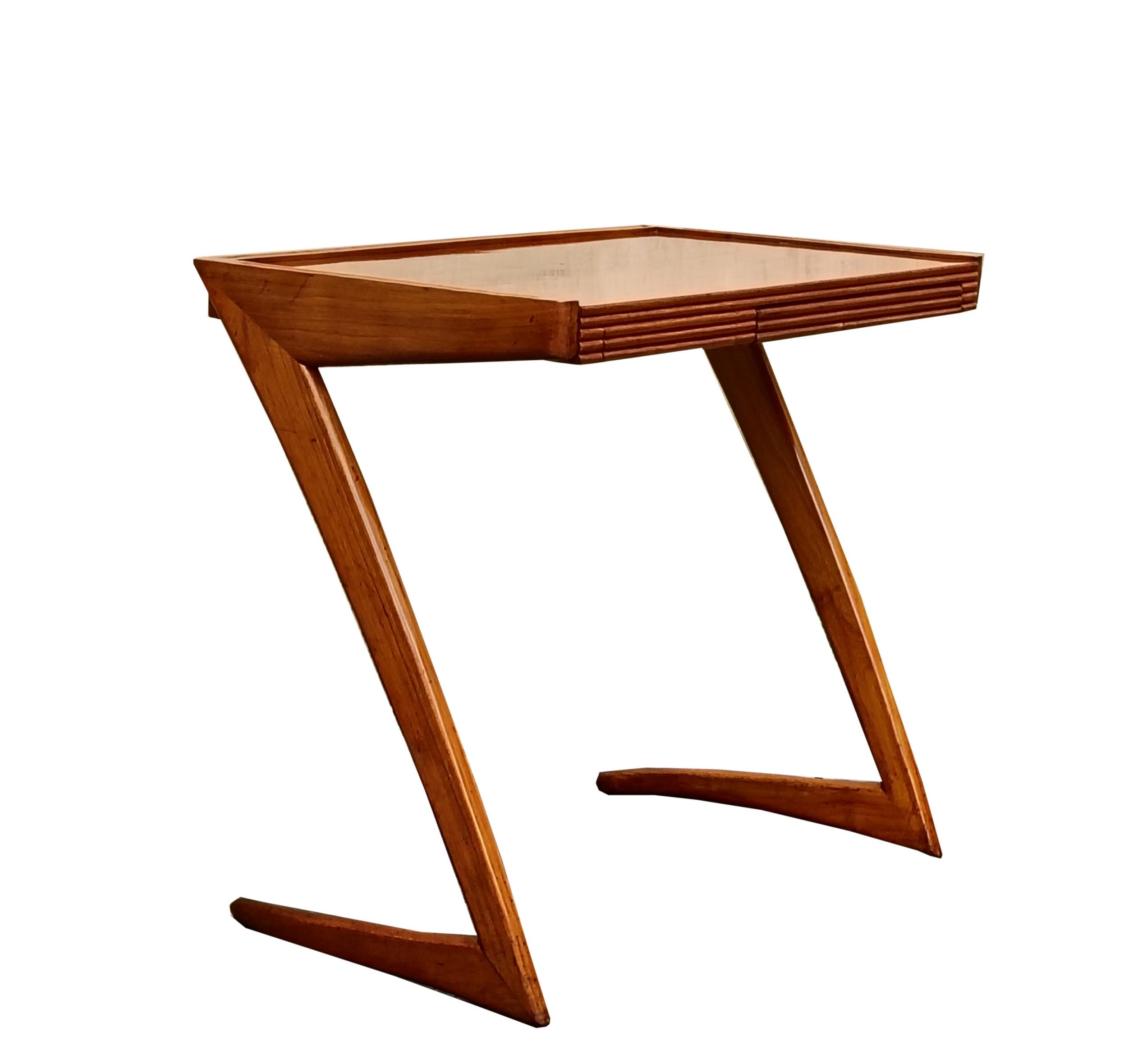 Rare table basse en bois attribuée à Giuseppe Scapinelli, la table basse a un style organique et les formes sont douces avec des lignes sinueuses.
La table basse proposée ici peut facilement être placée dans une maison privée, comme table d'appoint