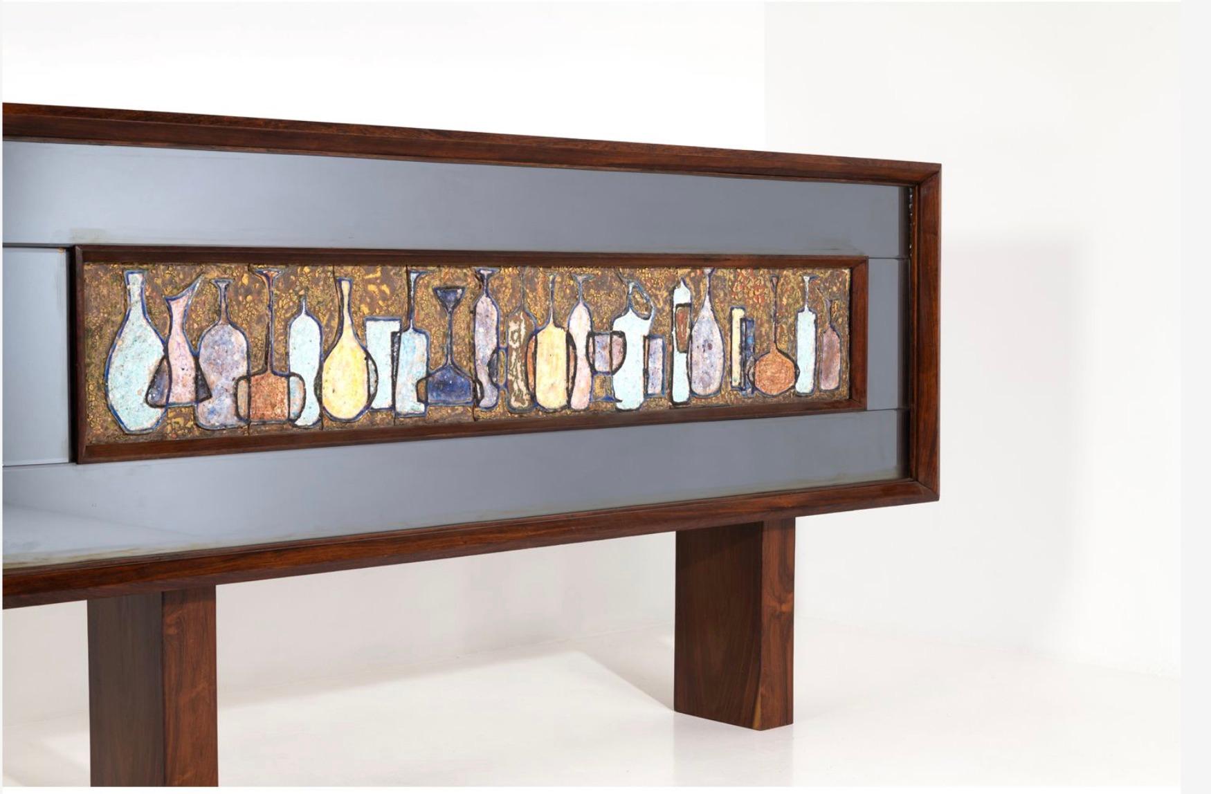 Giuseppe Scapinelli (1891-1982)
Bar (pezzo unico), 1950 ca.
Pezzo storico
Legno di Imbuia, vetro colorato, specchio e ceramica smaltata
105 x 200 x 42 cm
41 17/50 x 78 37/50 x 16 27/50 in

Questa credenza-bar degli anni '50 è un pezzo unico creato