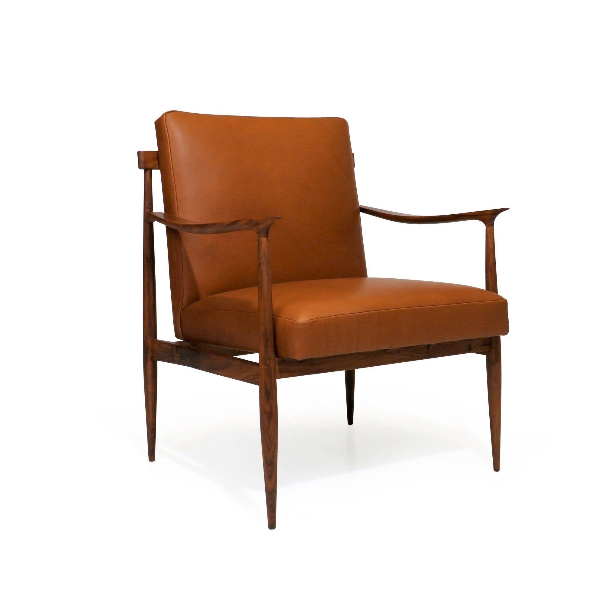 Giuseppe Scapinelli lounge chair handcrafted from solid caviuna in a sculptural form with sloping arms and tapered edges; and upholstered in a full-aniline dyed leather with an extremely soft feel. This elegant Brazilian modern lounge chair has been