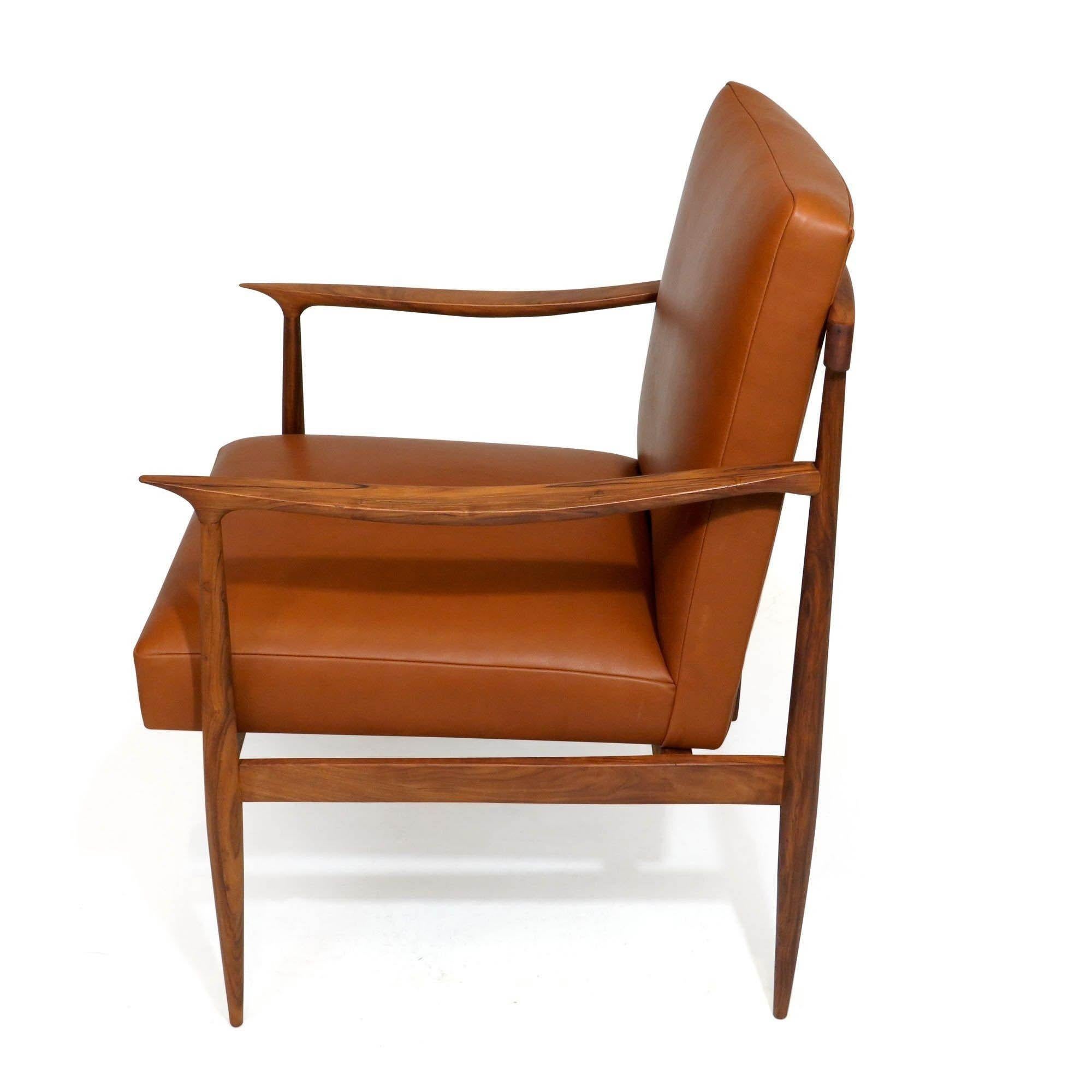 Brésilien Giuseppe Scapinelli fauteuil de salon moderne brésilien en cuir et caviuna en vente