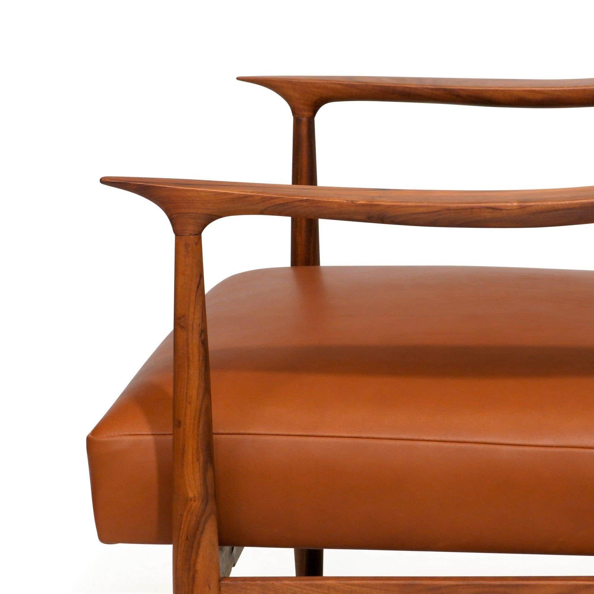Giuseppe Scapinelli fauteuil de salon moderne brésilien en cuir et caviuna Excellent état - En vente à Oakland, CA