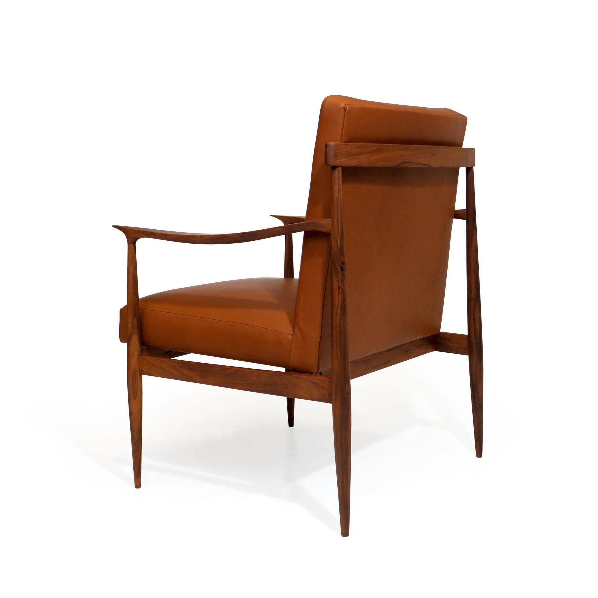 20ième siècle Giuseppe Scapinelli fauteuil de salon moderne brésilien en cuir et caviuna en vente