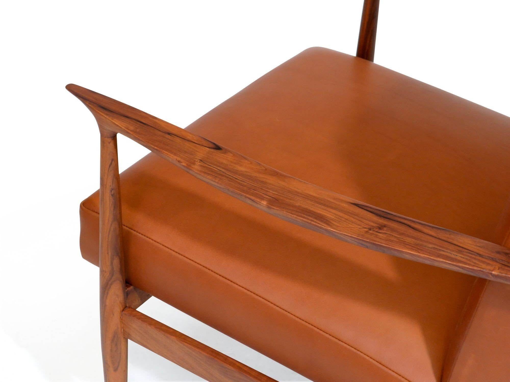 Giuseppe Scapinelli fauteuil de salon moderne brésilien en cuir et caviuna en vente 1