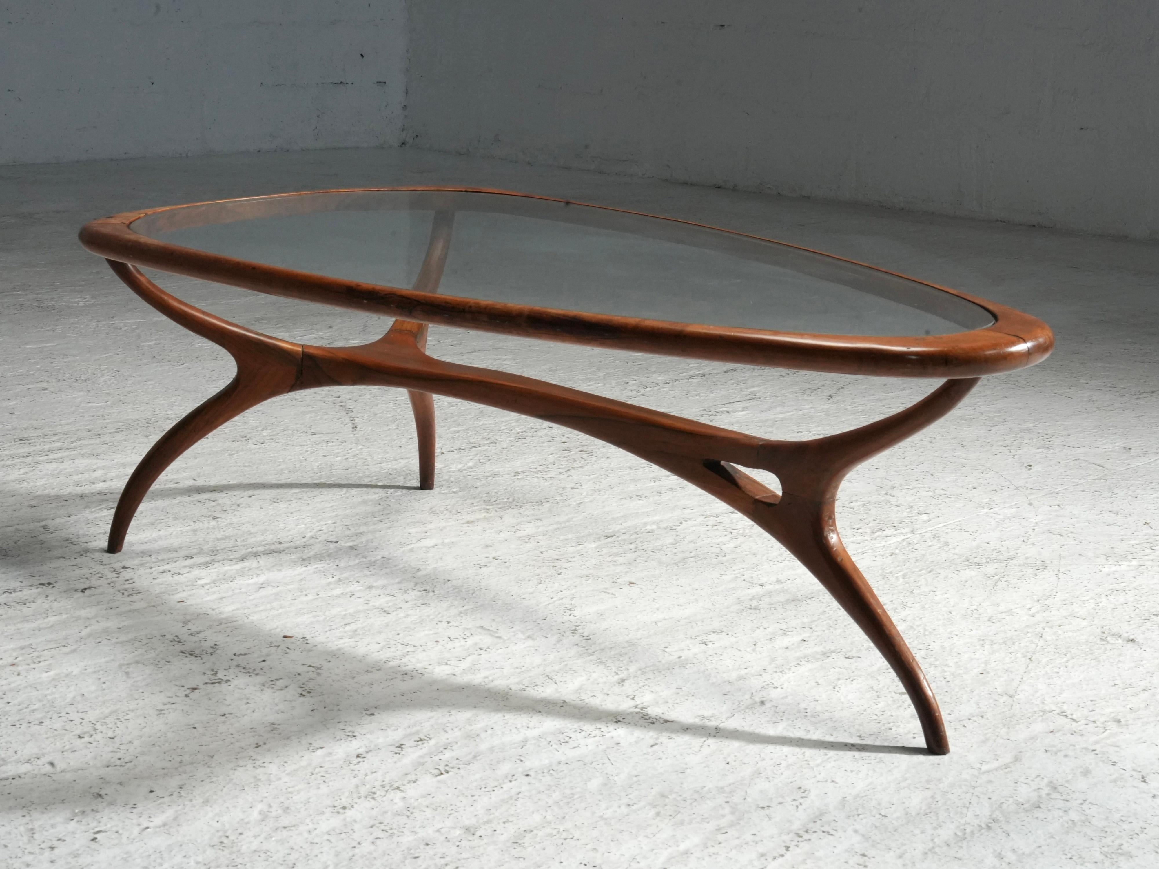 Le design brésilien à son meilleur !


Cette merveilleuse table basse a été conçue par Giuseppe Scapinelli dans les années 1950 et fabriquée en bois massif de Caviuna. Le plateau est ovale et encadré de bois, avec un panneau central en verre. Le