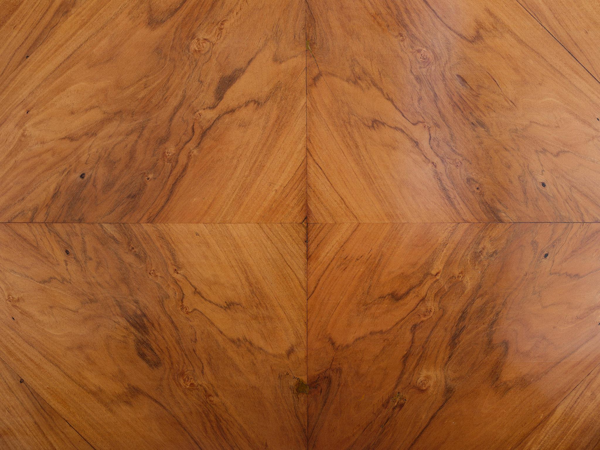 Giuseppe Scapinelli rare 'Cosmos' dining table in Caviuna wood en vente 1