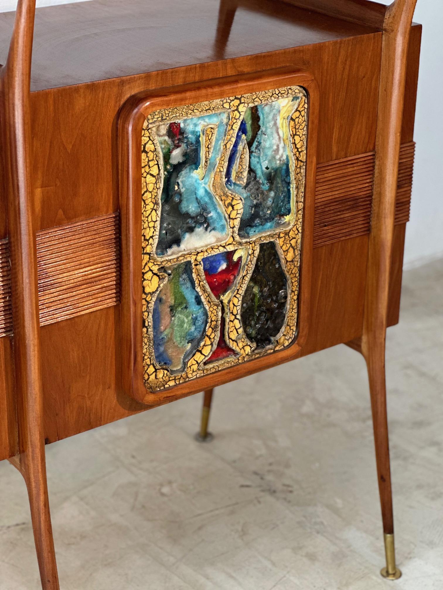 Eccezionale bar/credenza modernista realizzato in legno massiccio di caviúna (un legno brasiliano noto anche come 
