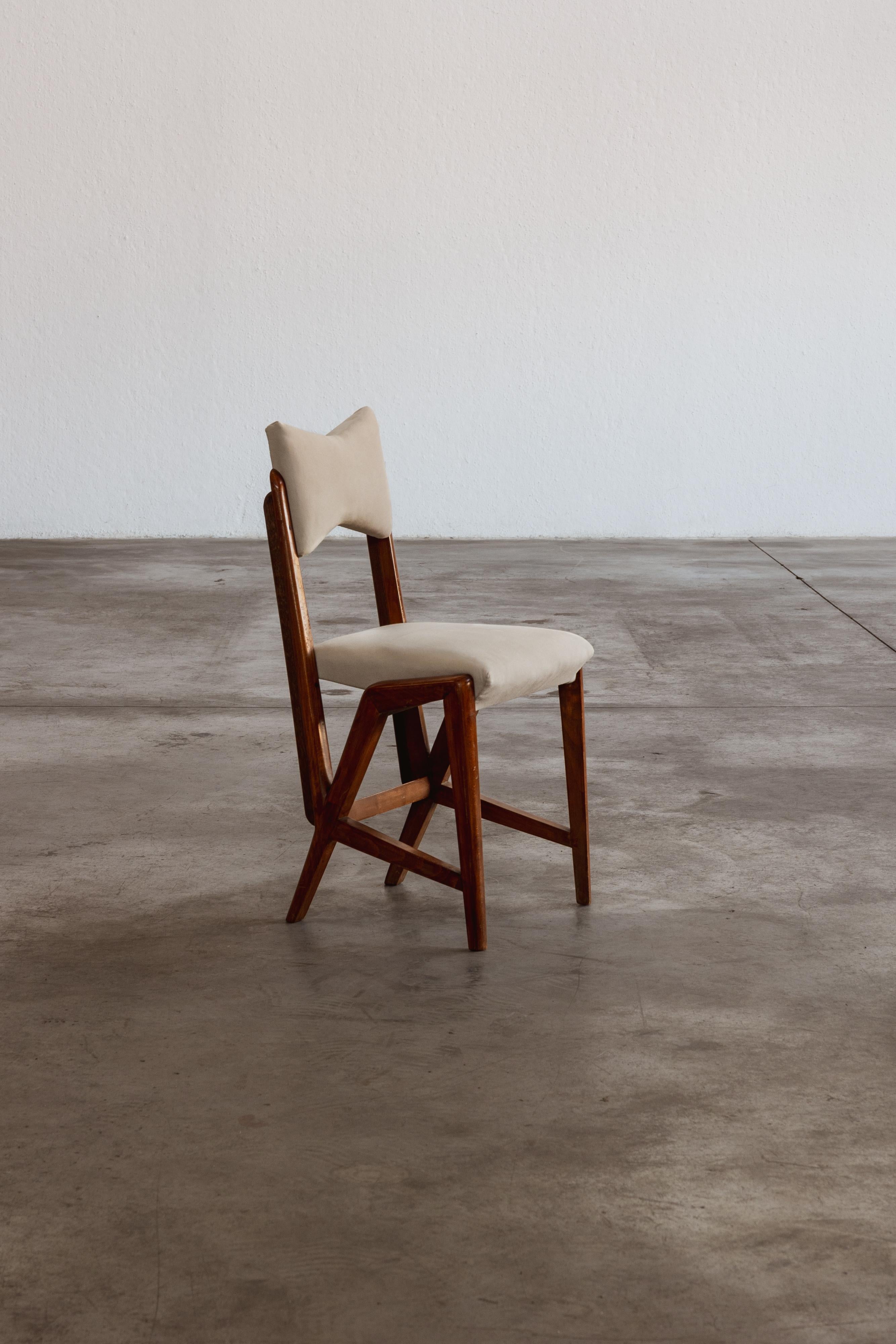 Giuseppe Scapinelli Esszimmerstuhl für Fábrica de Móveis Giesse, Brasilien, 1950.

Diese von Giuseppe Scapinelli entworfenen Esszimmerstühle zeichnen sich durch eine Holzstruktur mit skulpturalem Profil aus. Jeder Stuhl besteht aus einem
