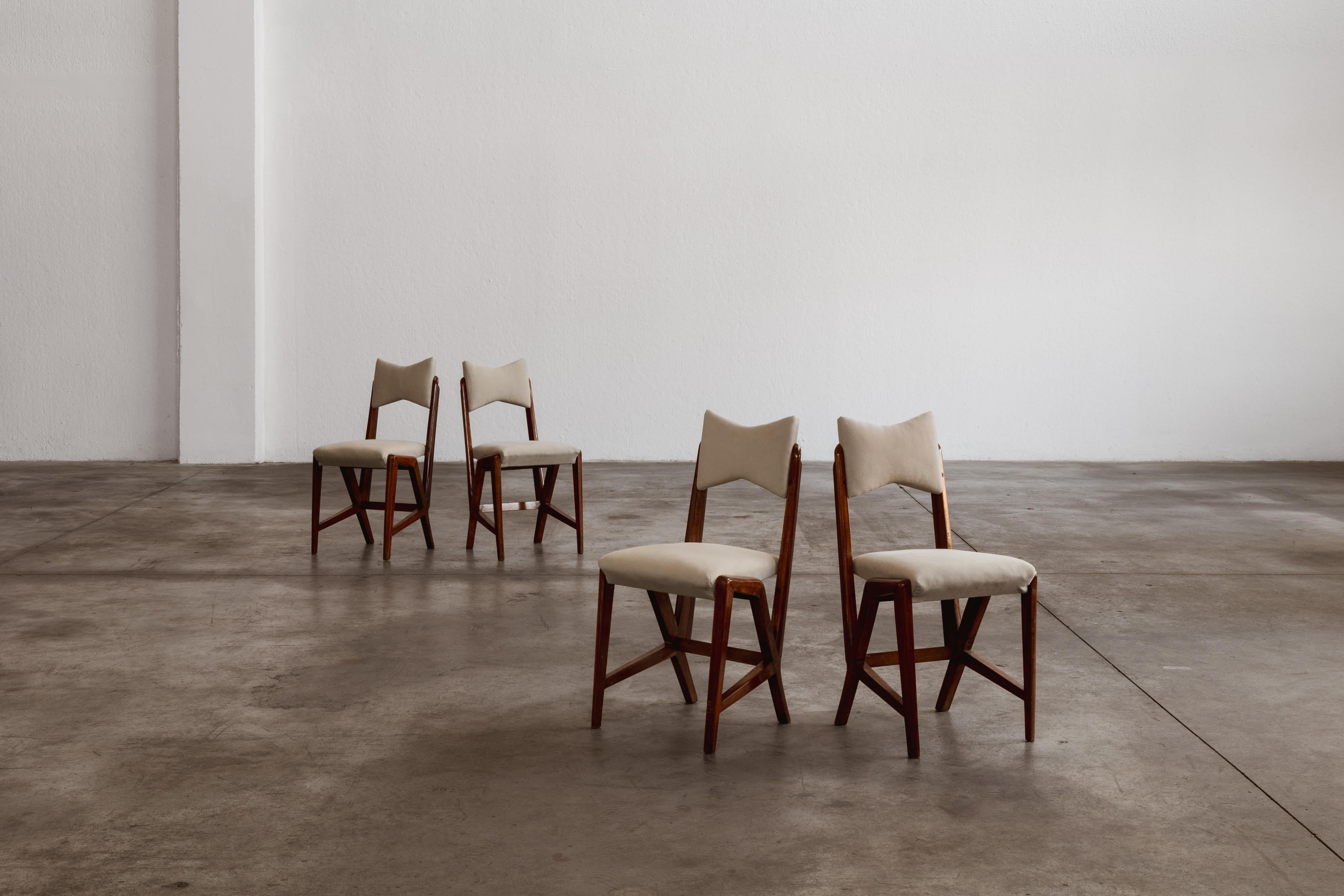 Sedie da pranzo Giuseppe Scapinelli per Fábrica de Móveis Giesse, Brasile, 1950, set di quattro.

Queste sedie da pranzo, disegnate da Giuseppe Scapinelli, presentano una struttura in legno con un profilo scultoreo. Ogni sedia utilizza una struttura