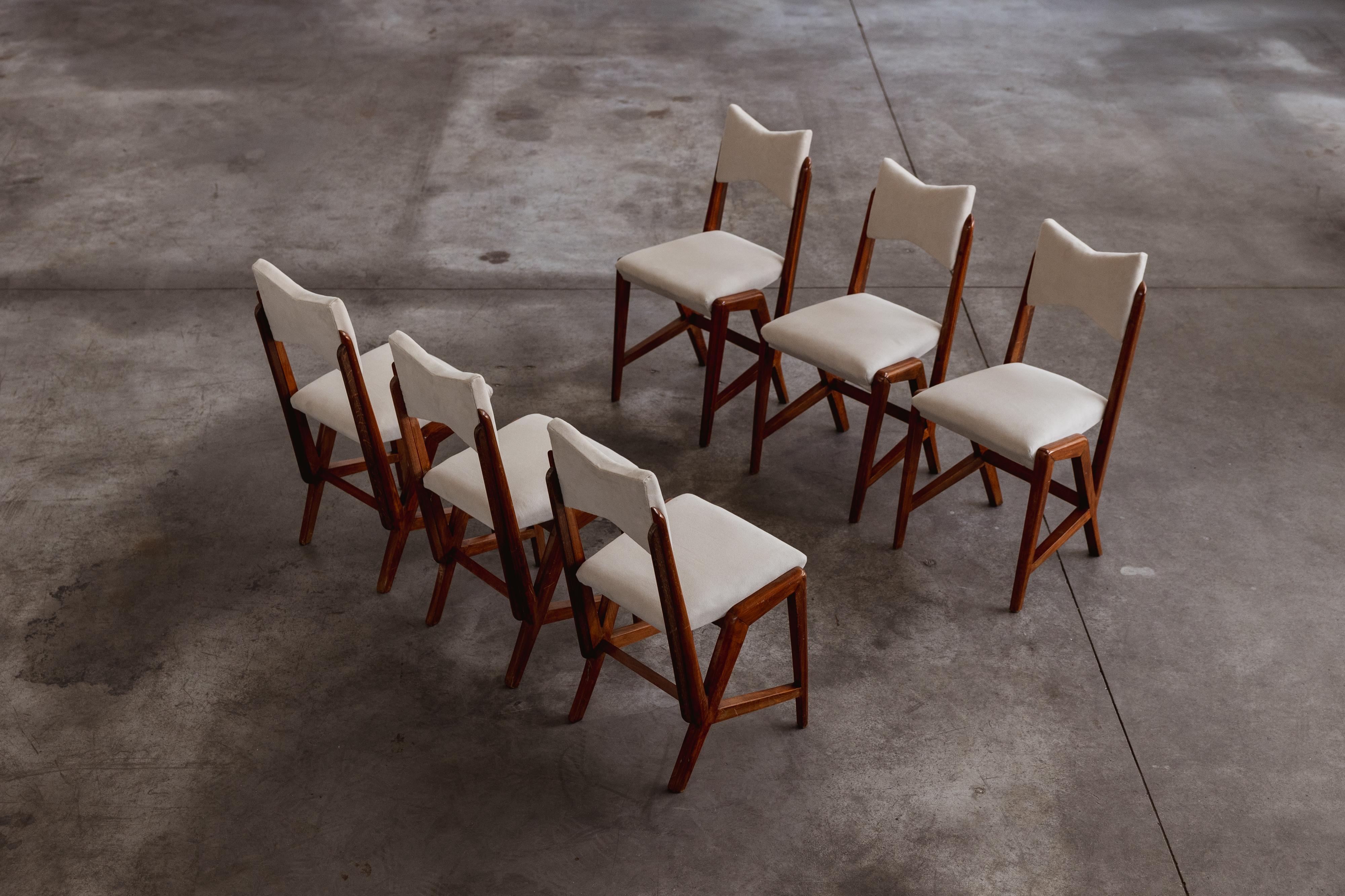 Sedie da pranzo Giuseppe Scapinelli per Fábrica de Móveis Giesse, Brasile, 1950, set di sei.

Queste sedie da pranzo, disegnate da Giuseppe Scapinelli, presentano una struttura in legno con un profilo scultoreo. Ogni sedia utilizza una struttura a