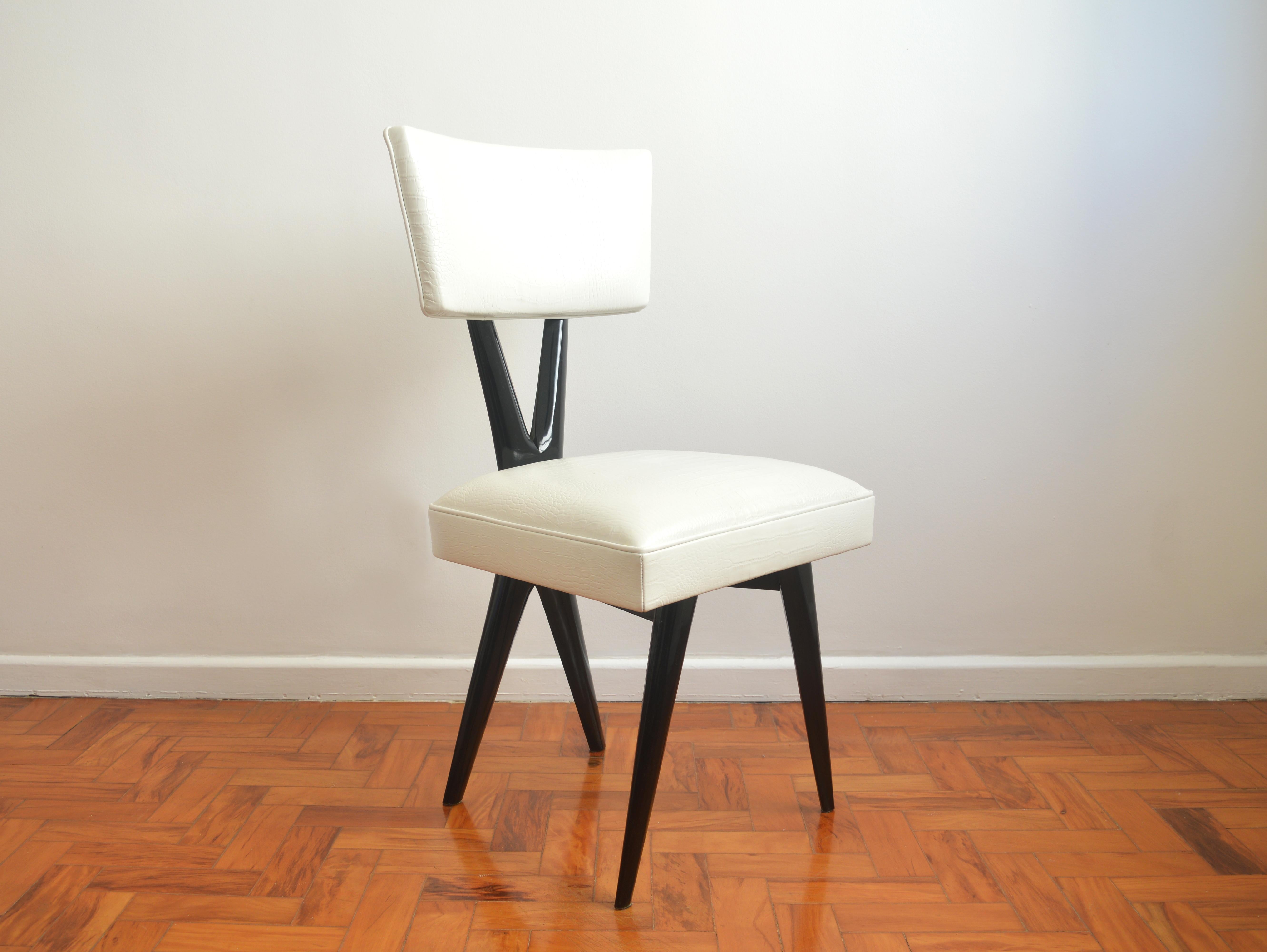 Giuseppe Scapinelli Ebonized Dining Chair Made in the 1950's In Good Condition For Sale In Sao Paulo, BR