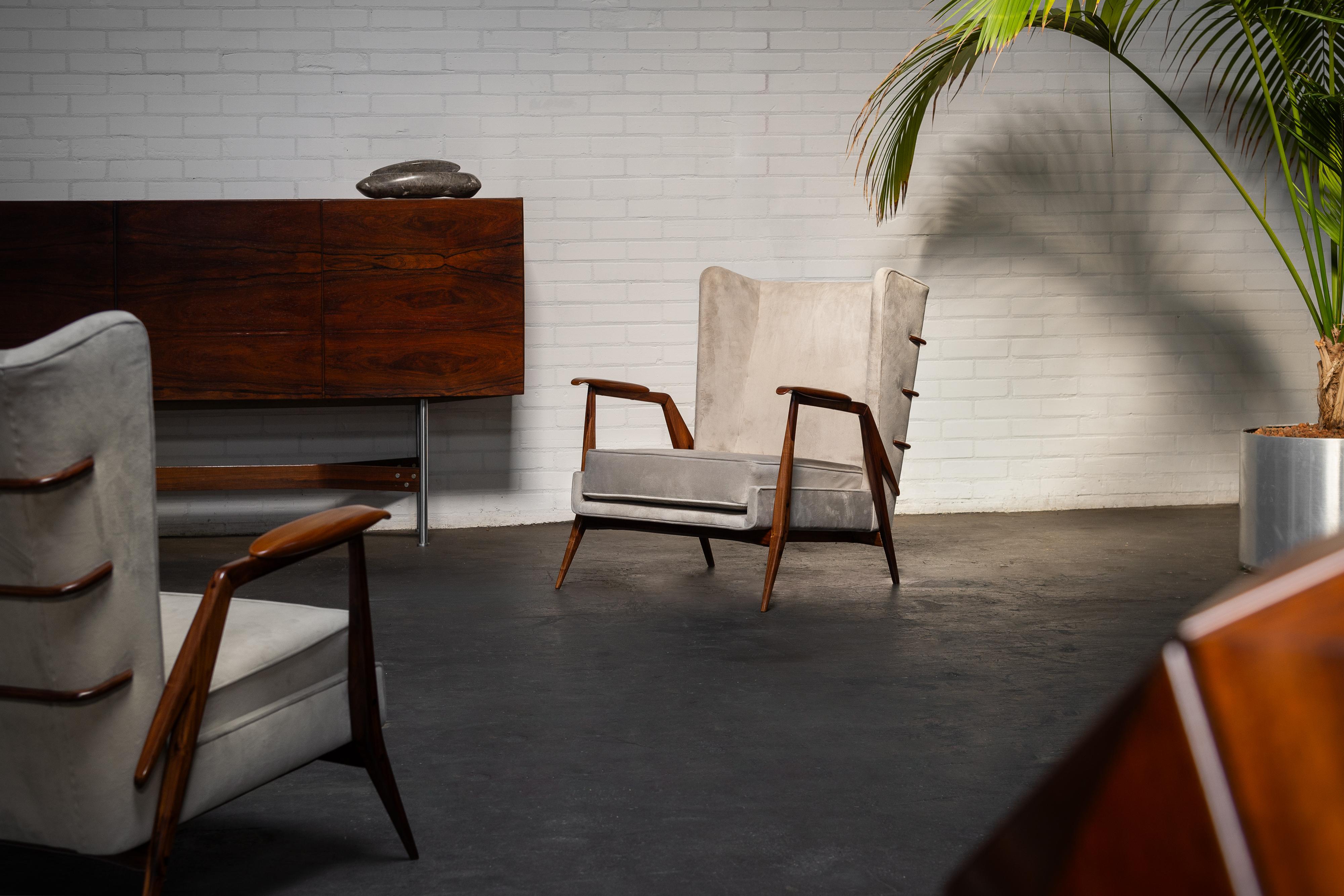 Magnifiques chaises longues conçues par Giuseppe Scapinelli et fabriquées par sa propre usine Fábrica de Móveis Giesse au Brésil en 1950. Ces chaises longues sont dotées d'un cadre en bois de rose massif qui est presque une œuvre d'art en soi. Les