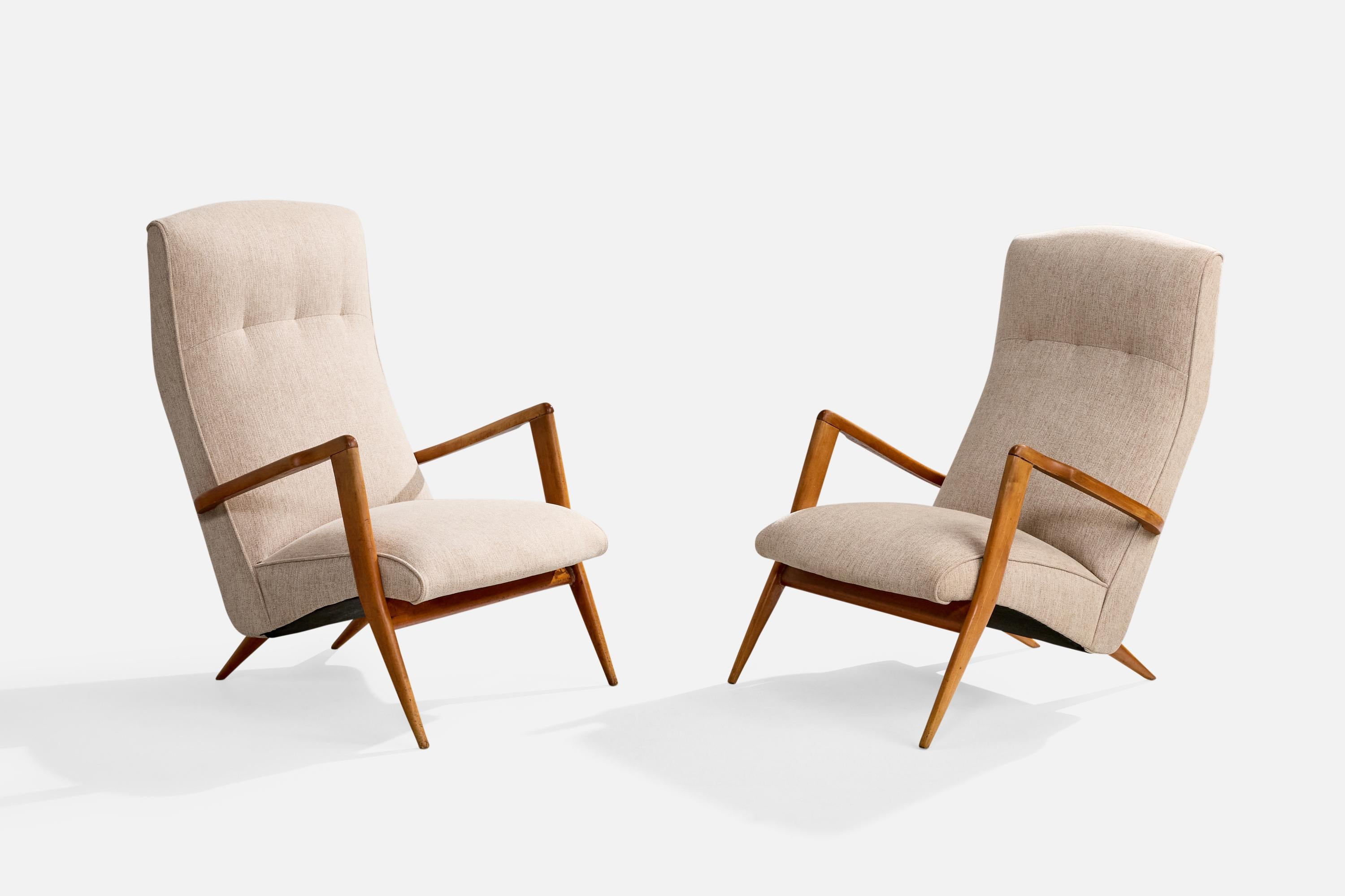 Pareja de sillones de salón de madera y tela beige grisácea diseñados y fabricados por Giuseppe Scapinelli, Brasil, c. 1950.

Dimensiones totales (pulgadas): 37,0 