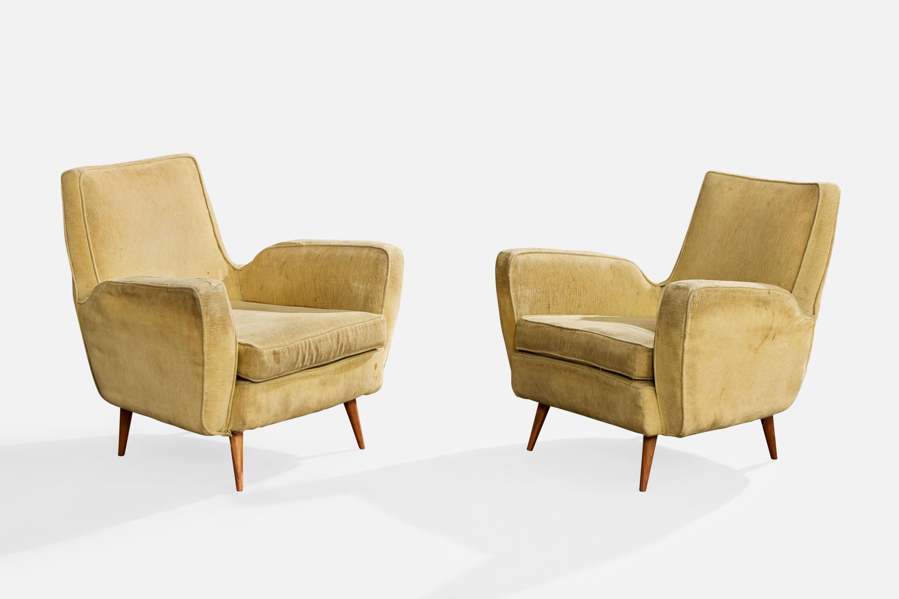 Paire de chaises longues en bois et tissu beige conçues et produites par Giuseppe Scapinelli, Brésil, vers les années 1950.

Tissu vintage en mauvais état. Il est recommandé de le retapisser.

Dimensions globales (pouces) : 30.5 