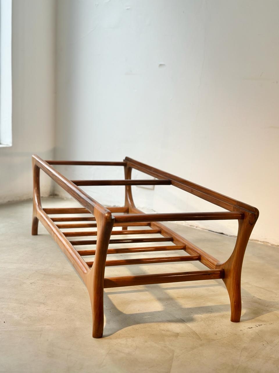 Magnifique table centrale classique avec porte-revues conçue par Giuseppe Scapinelli en bois massif de caviúna, un bois brésilien également connu sous le nom de 