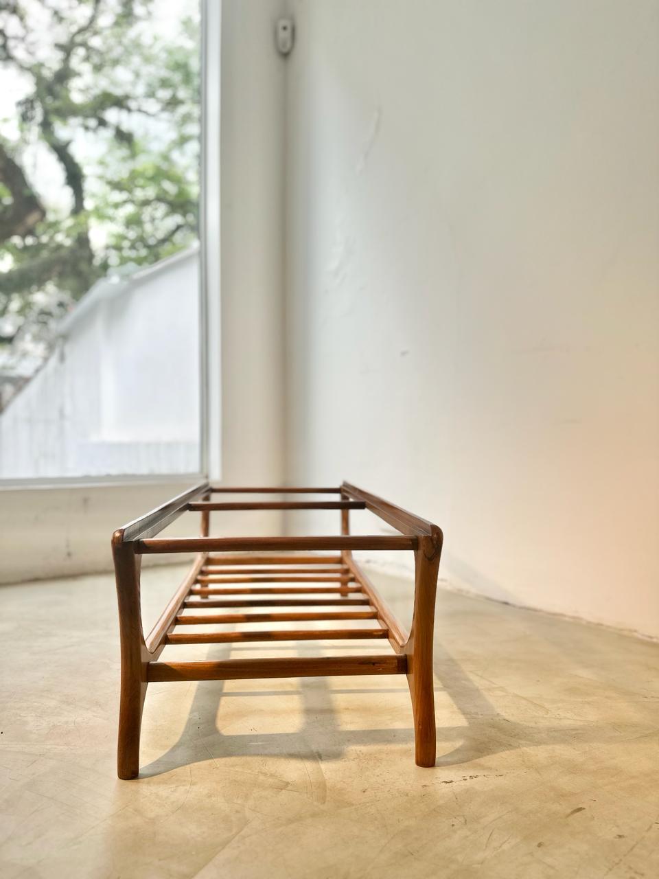 Mid-Century Modern Giuseppe Scapinelli. Table centrale en bois massif de caviúna The Modernity en vente