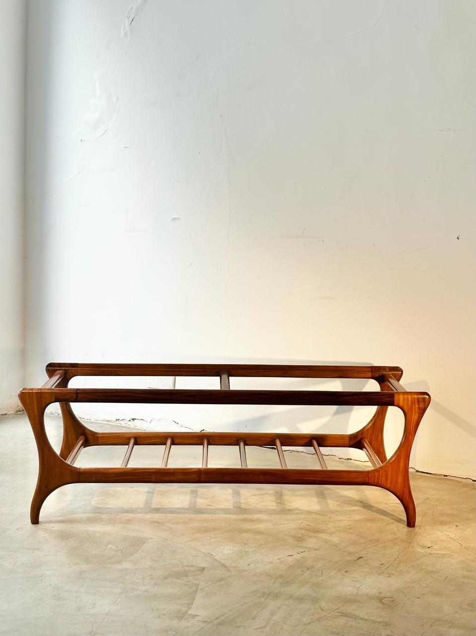 Milieu du XXe siècle Giuseppe Scapinelli. Table centrale en bois massif de caviúna The Modernity en vente