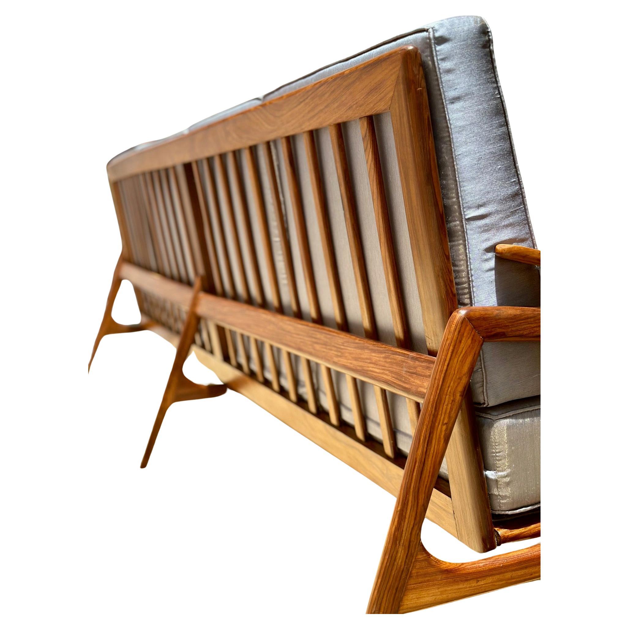 Giuseppe Scapinelli. The Modernity Sofa in Caviúna Wood and Silk Upholstery (Canapé moderne du milieu du siècle en bois de caviúna et tissu de soie)