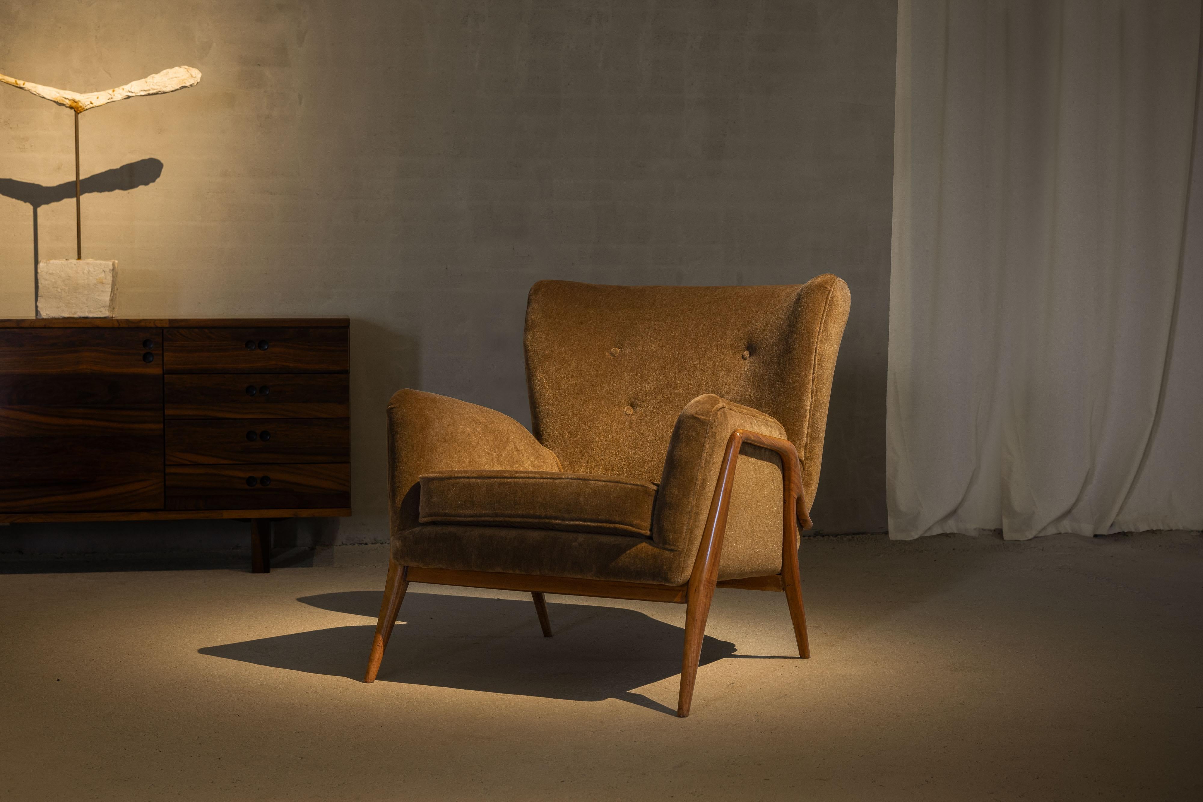 Cette exquise chaise longue sculpturale, conçue par Giuseppe Scapinelli et produite par sa propre usine, Fábrica de Móveis Giesse, en 1950, est un exemple stupéfiant du design brésilien du milieu du siècle. Le cadre en bois massif de caviuna est un
