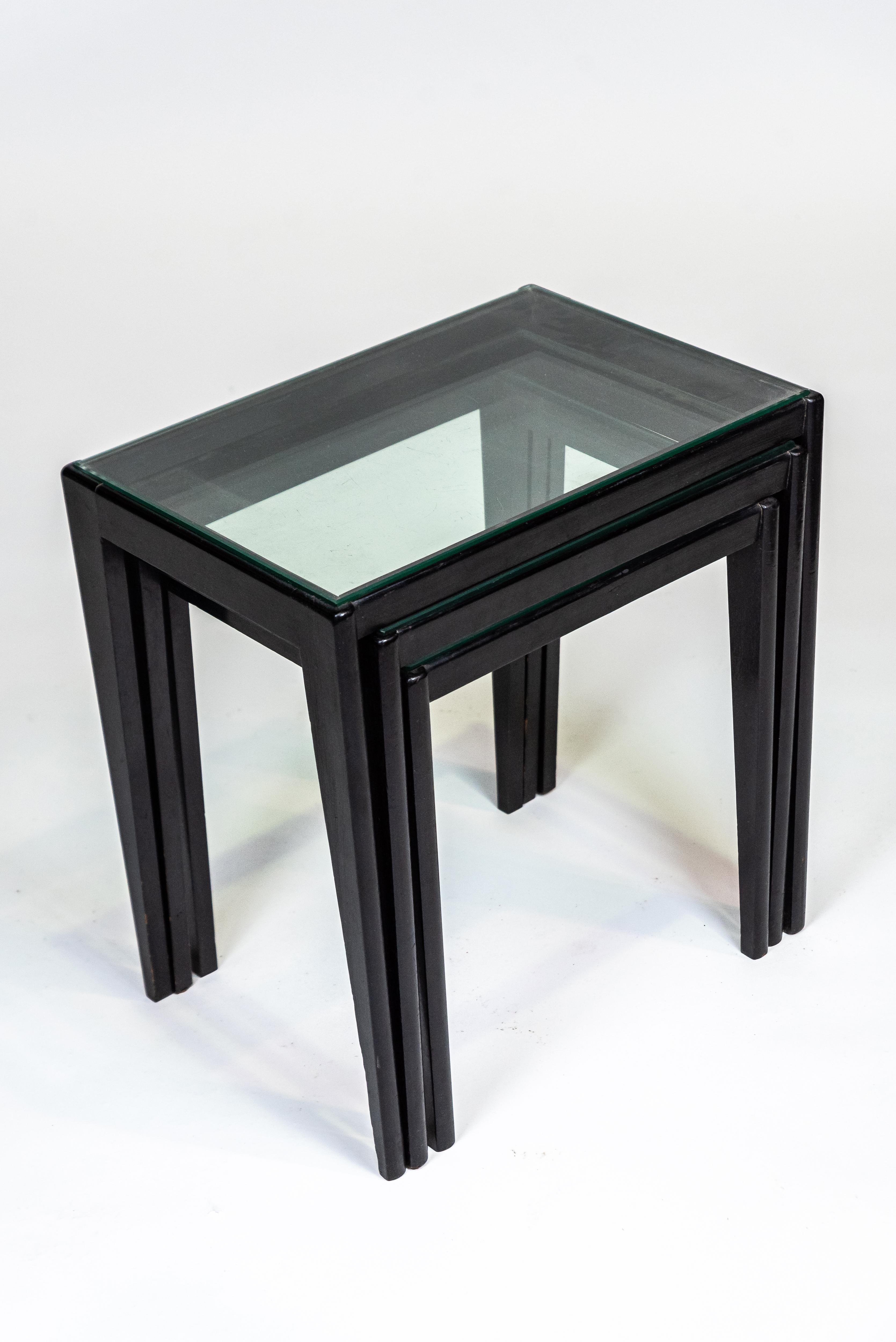 Giuseppe Scapinelli, ensemble de 3 tables gigognes, bois laqué et verre, vers 1960 en vente 2