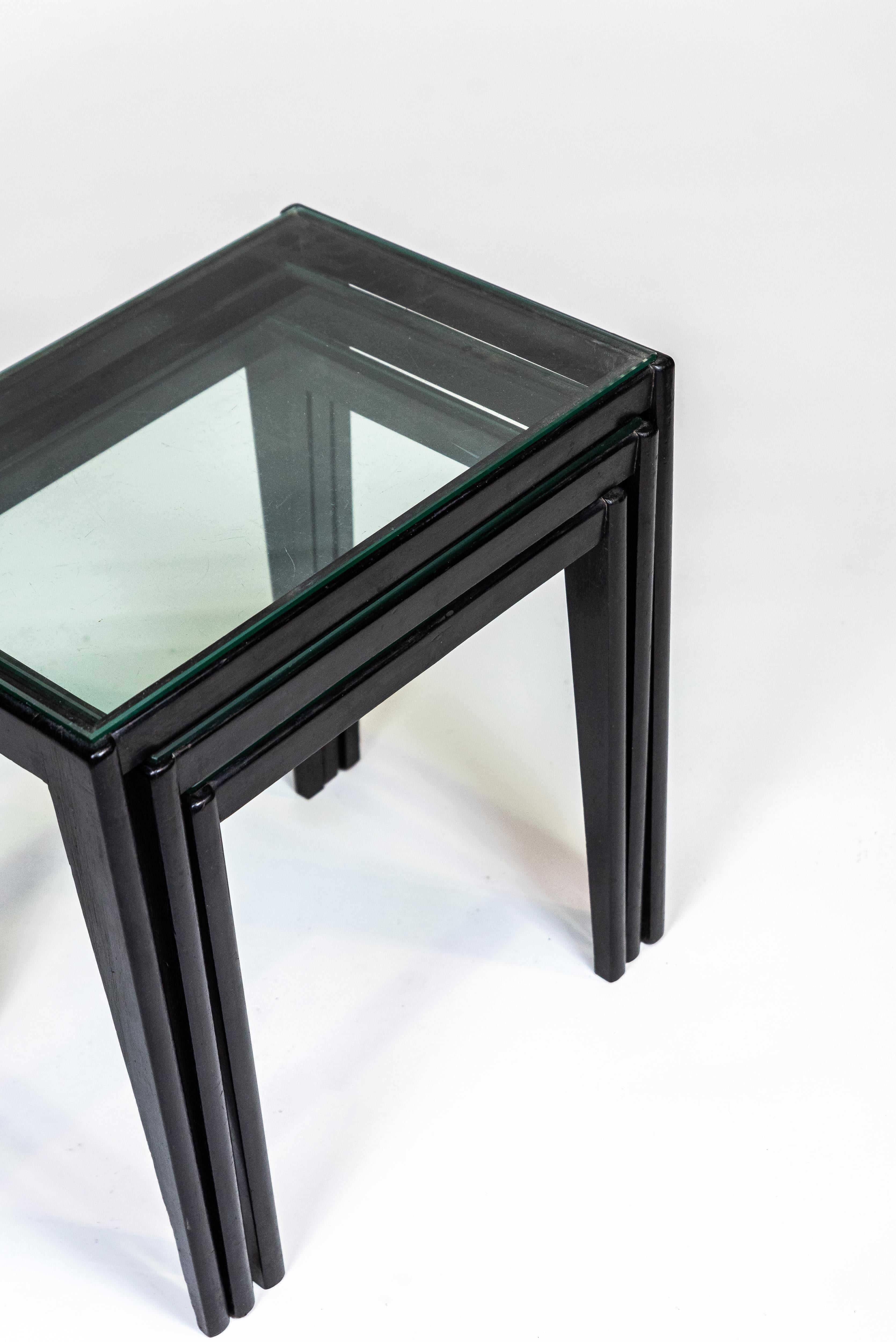 Giuseppe Scapinelli, ensemble de 3 tables gigognes, bois laqué et verre, vers 1960 en vente 3