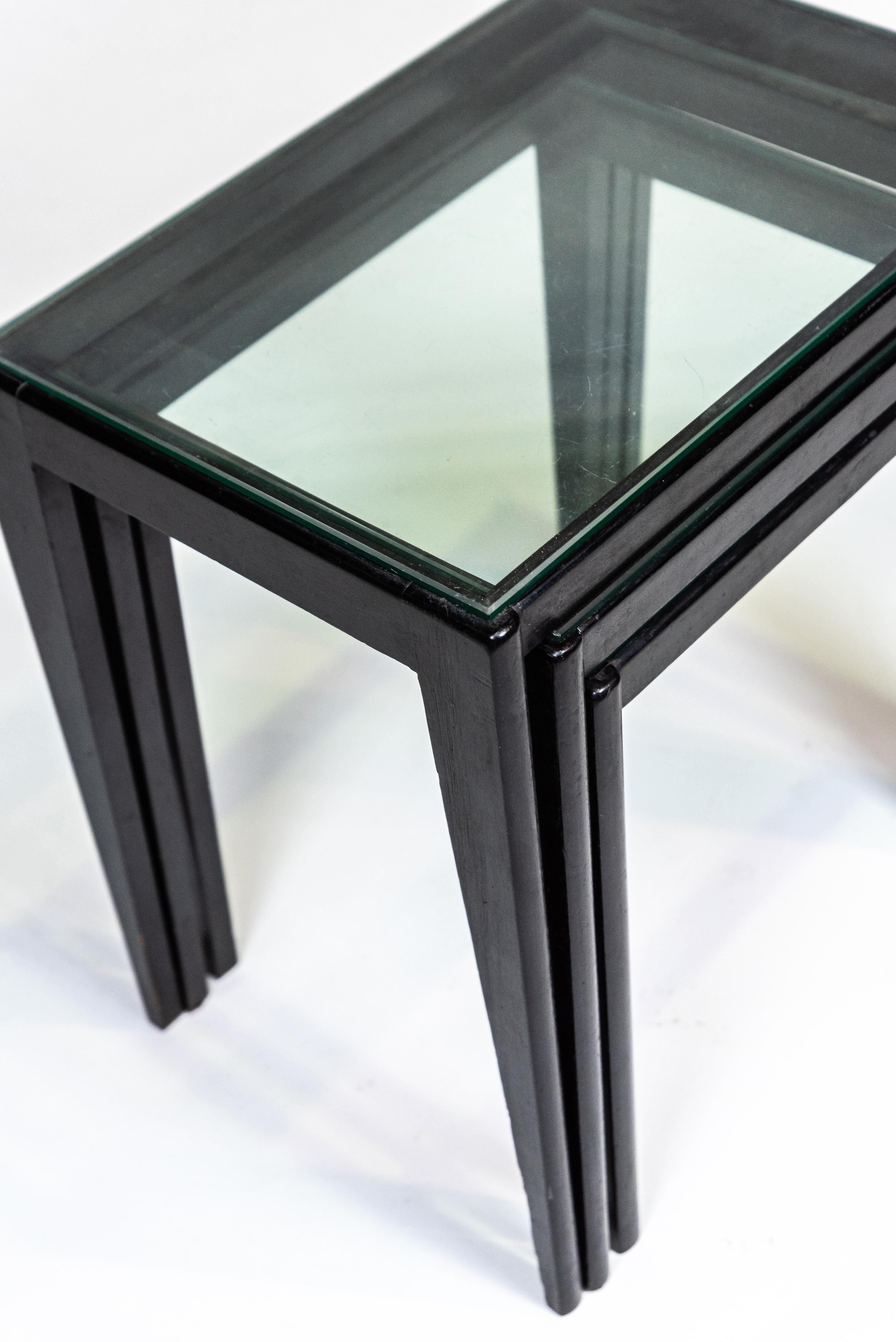 Giuseppe Scapinelli, ensemble de 3 tables gigognes, bois laqué et verre, vers 1960 en vente 4