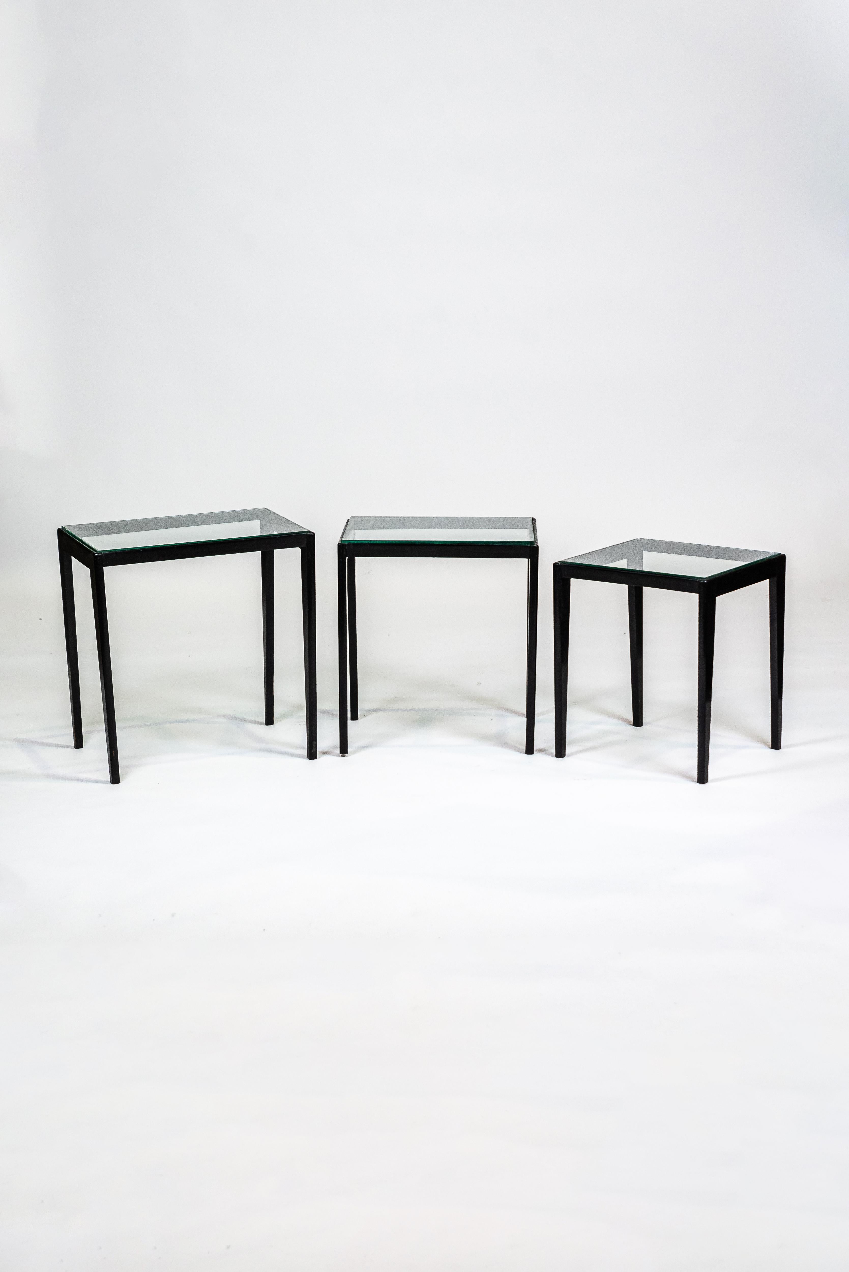 Giuseppe Scapinelli, ensemble de 3 tables gigognes, bois laqué et verre, vers 1960 en vente 5