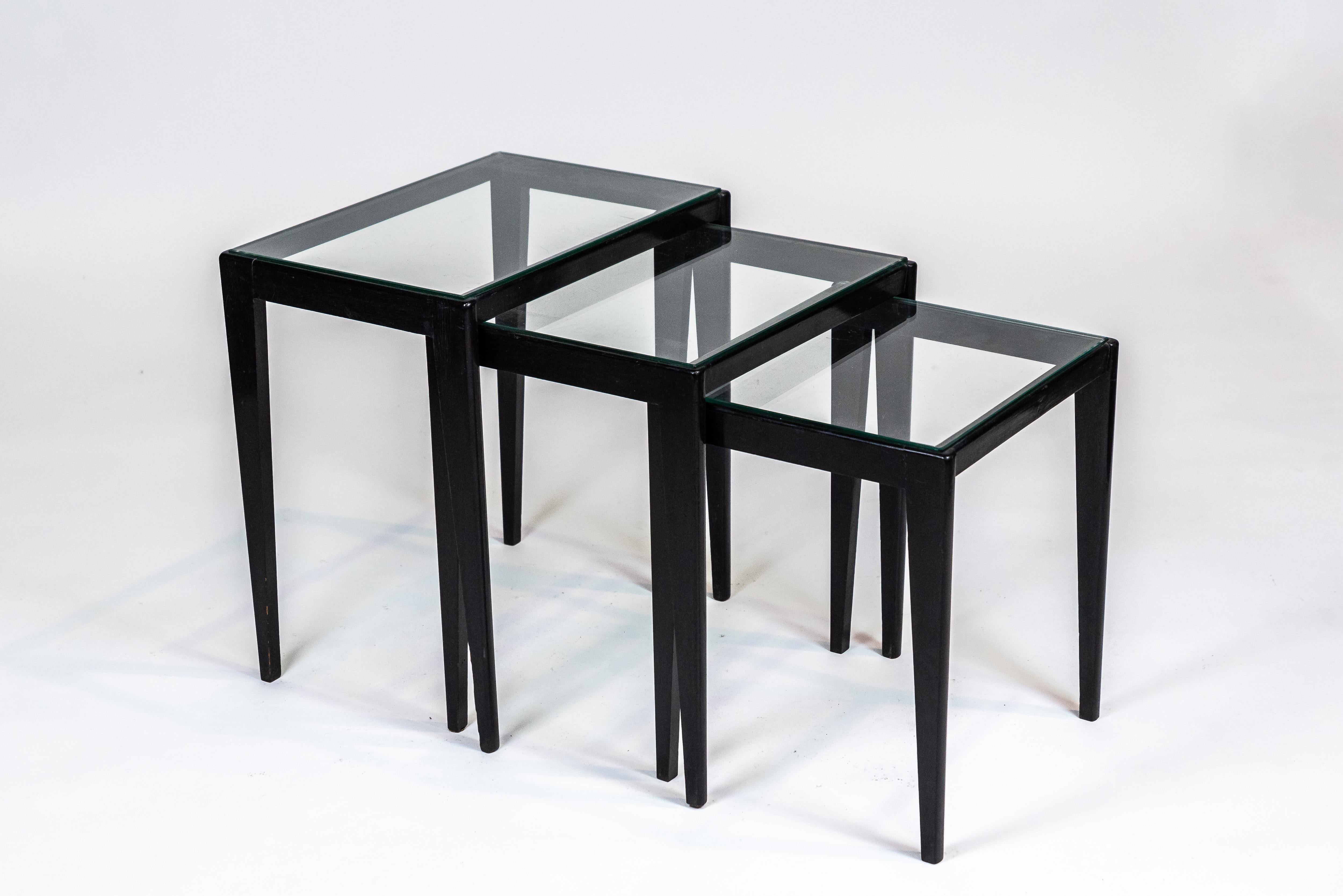 Mid-Century Modern Giuseppe Scapinelli, ensemble de 3 tables gigognes, bois laqué et verre, vers 1960 en vente