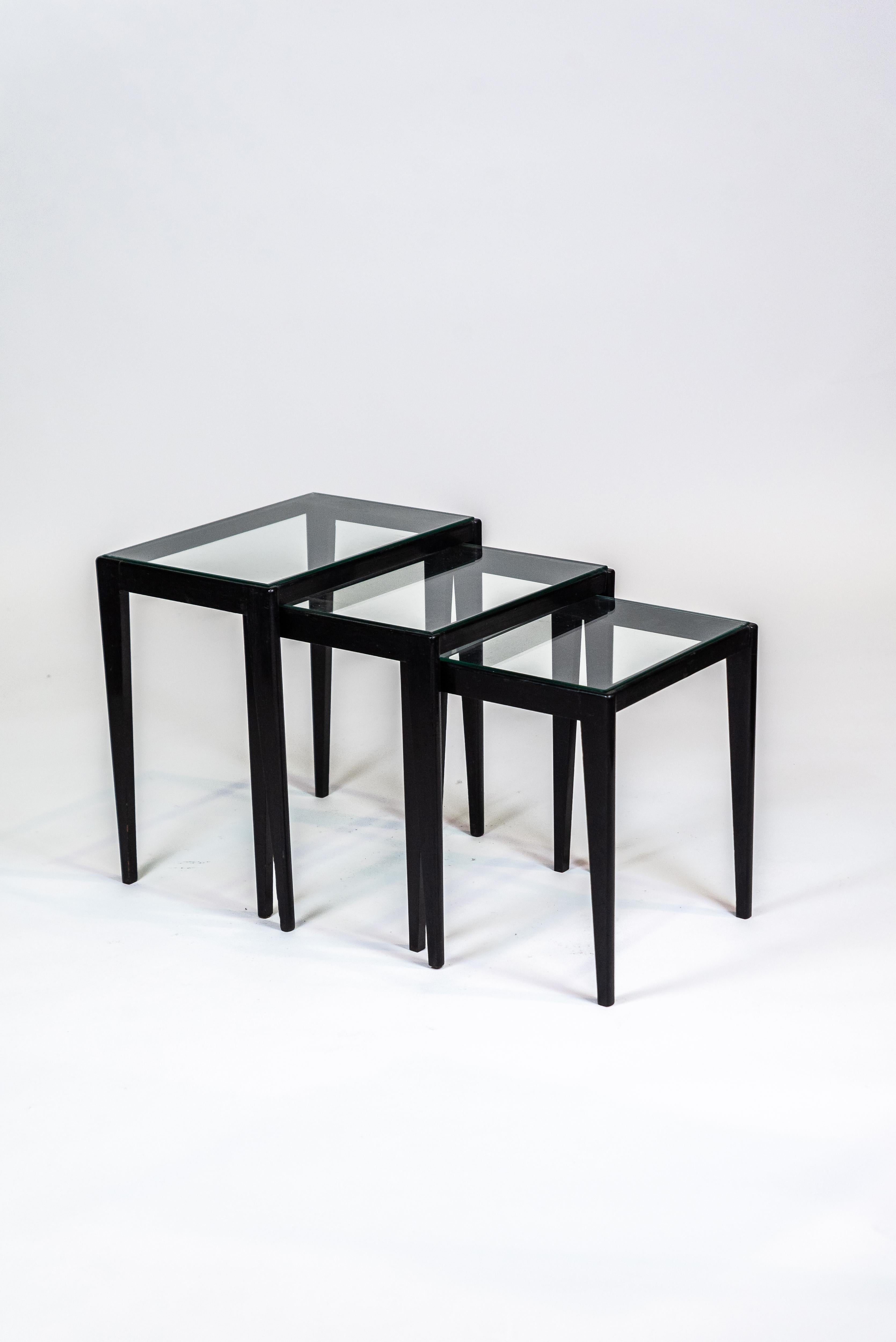 Brésilien Giuseppe Scapinelli, ensemble de 3 tables gigognes, bois laqué et verre, vers 1960 en vente