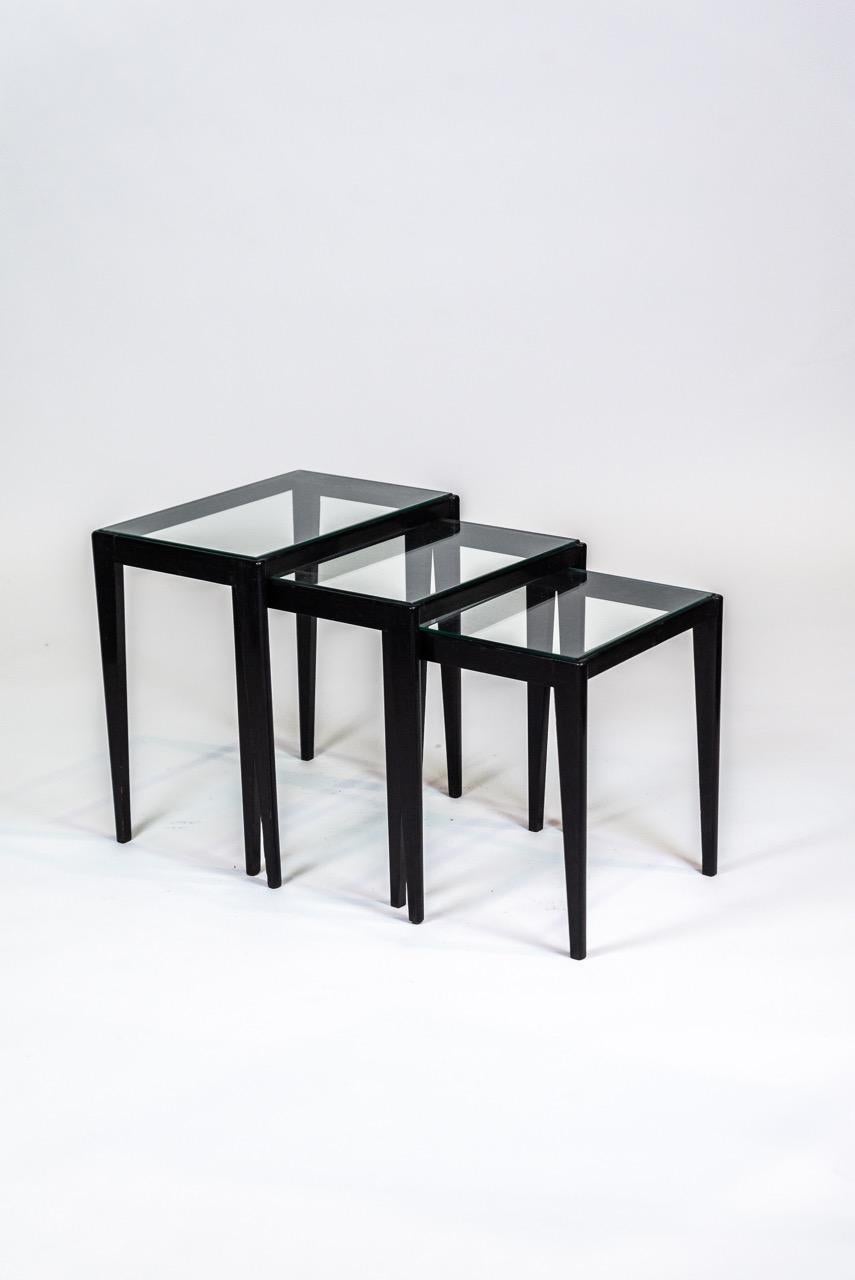 Ébénisé Giuseppe Scapinelli, ensemble de 3 tables gigognes, bois laqué et verre, vers 1960 en vente