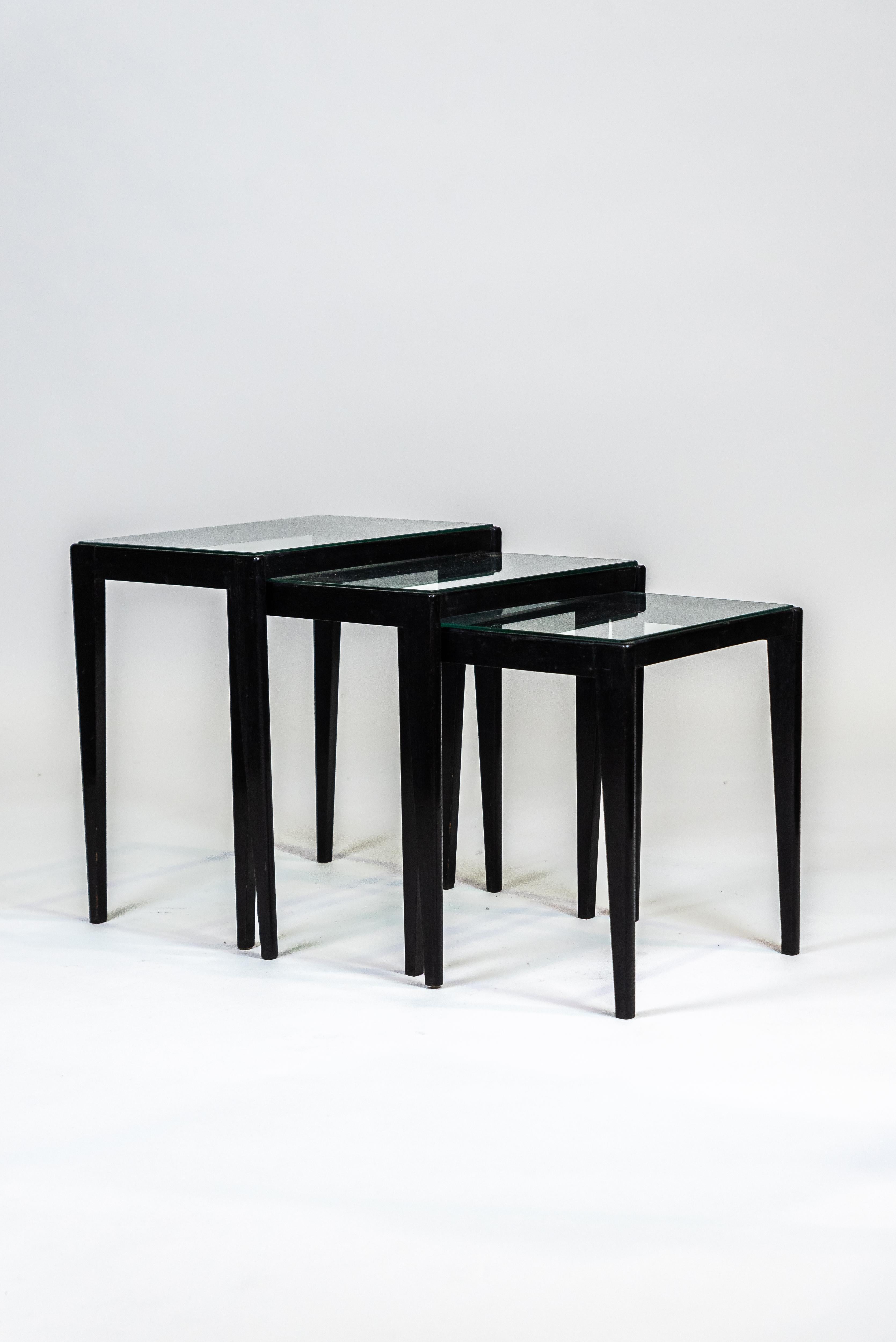 Giuseppe Scapinelli, ensemble de 3 tables gigognes, bois laqué et verre, vers 1960 Bon état - En vente à PARIS, FR