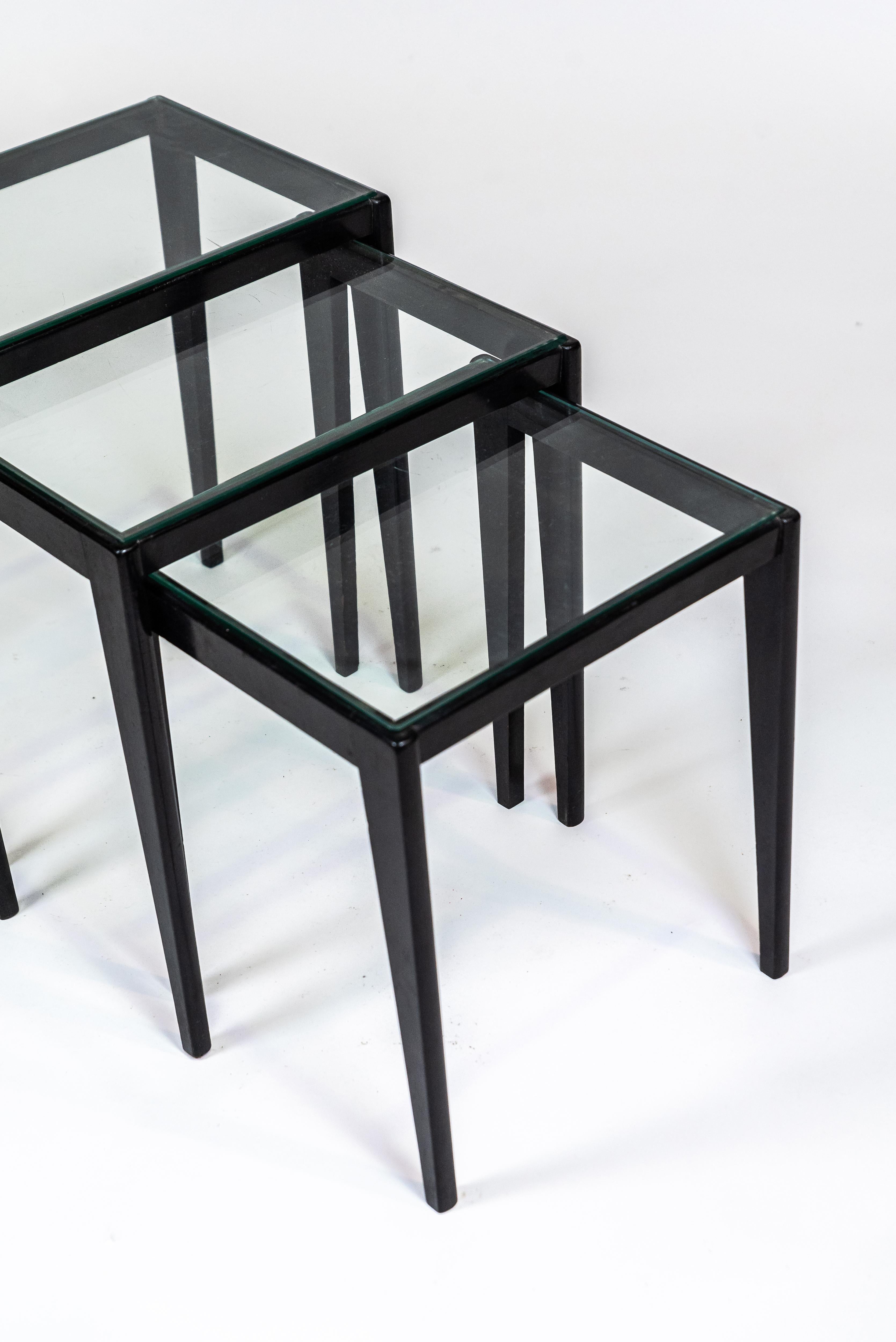 20ième siècle Giuseppe Scapinelli, ensemble de 3 tables gigognes, bois laqué et verre, vers 1960 en vente