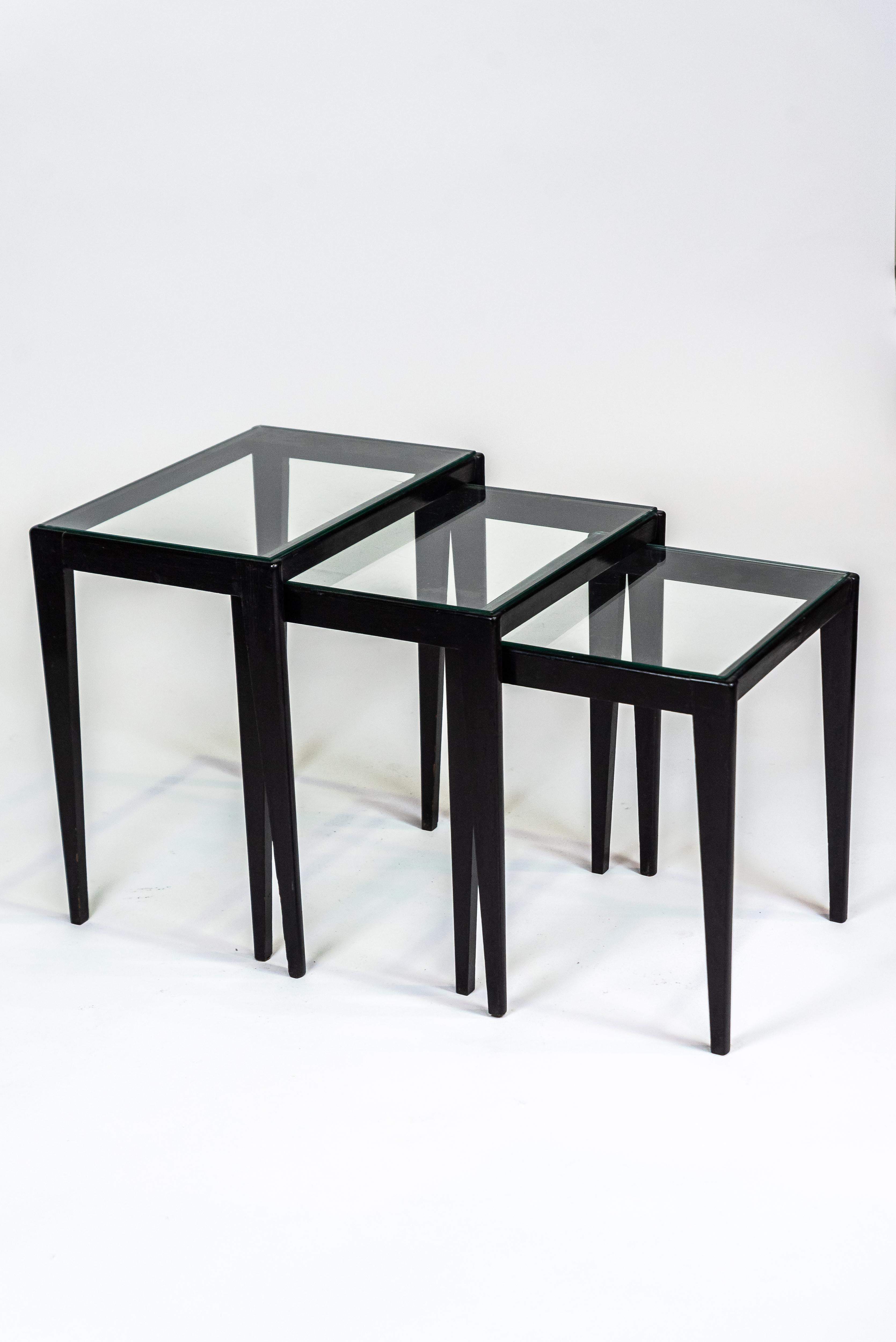 Verre Giuseppe Scapinelli, ensemble de 3 tables gigognes, bois laqué et verre, vers 1960 en vente