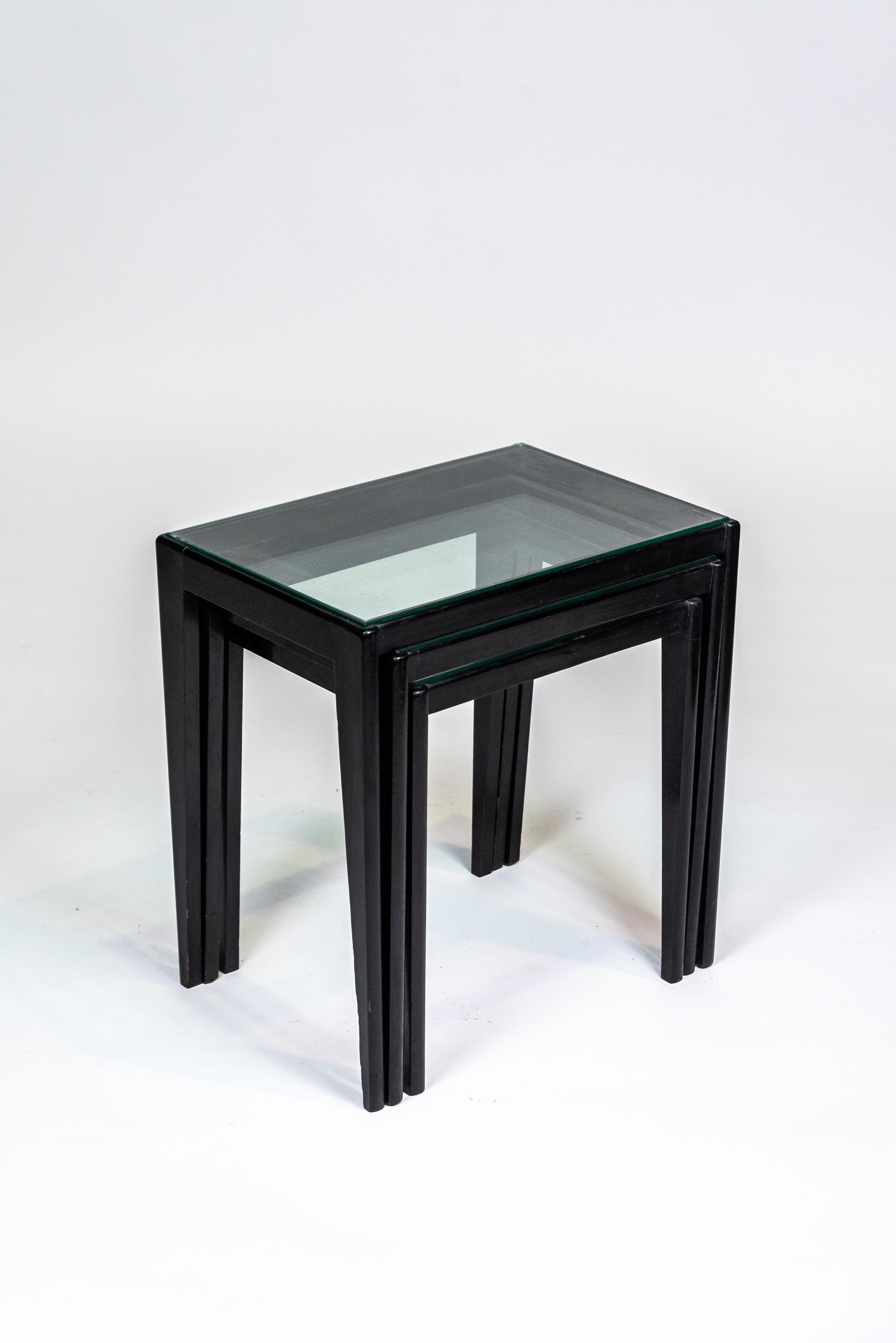 Giuseppe Scapinelli, ensemble de 3 tables gigognes, bois laqué et verre, vers 1960 en vente 1