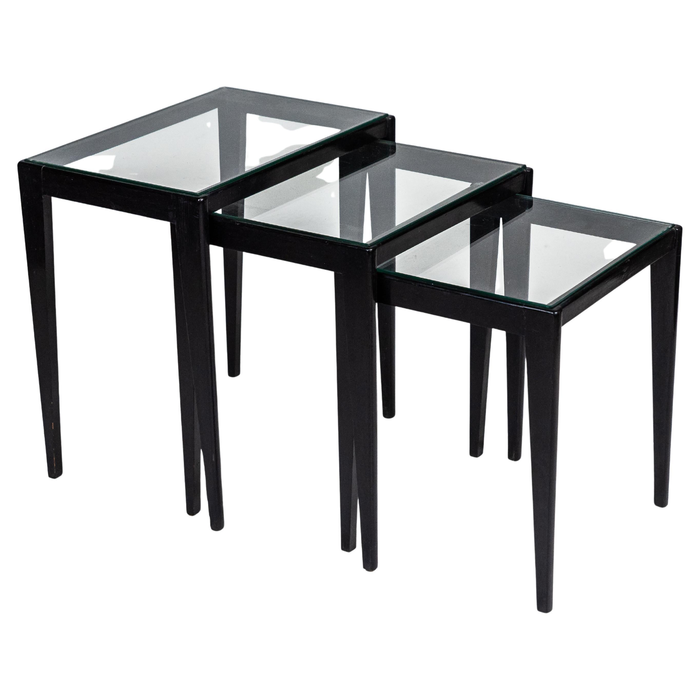 Giuseppe Scapinelli, 3er-Set Beistelltische, lackiertes Holz und Glas, um 1960