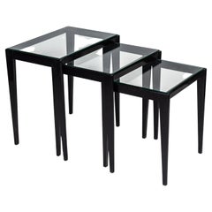 Giuseppe Scapinelli, 3er-Set Beistelltische, lackiertes Holz und Glas, um 1960