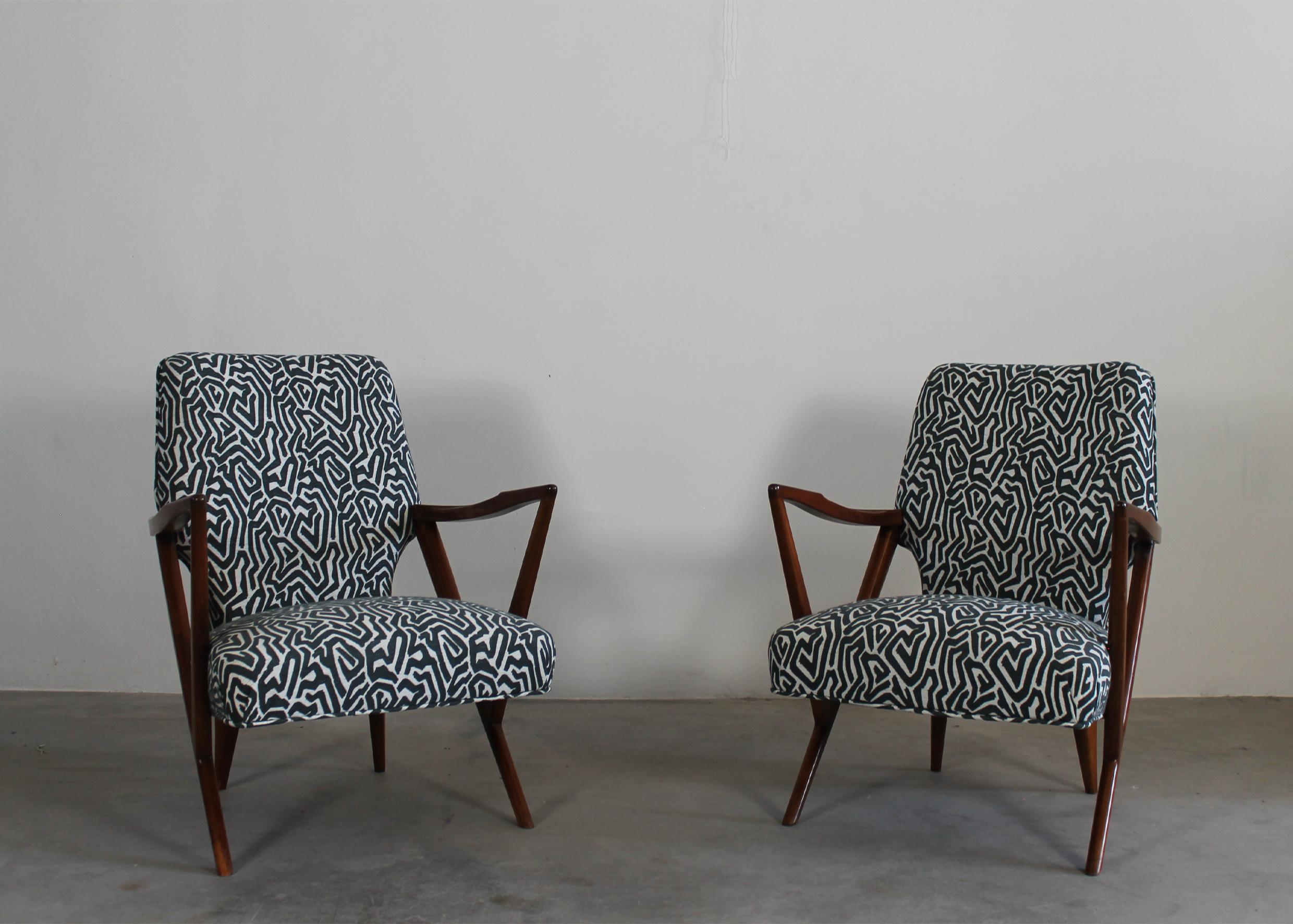 Set of two armchairs with structure in walnut wood, seat and back upholstered with a black and white printed fabric. 
Designed by Josè Scapinelli, Brazilian manufacture from the 1955.

Dimensions: 62 x 85 x 80 cm (each).


 