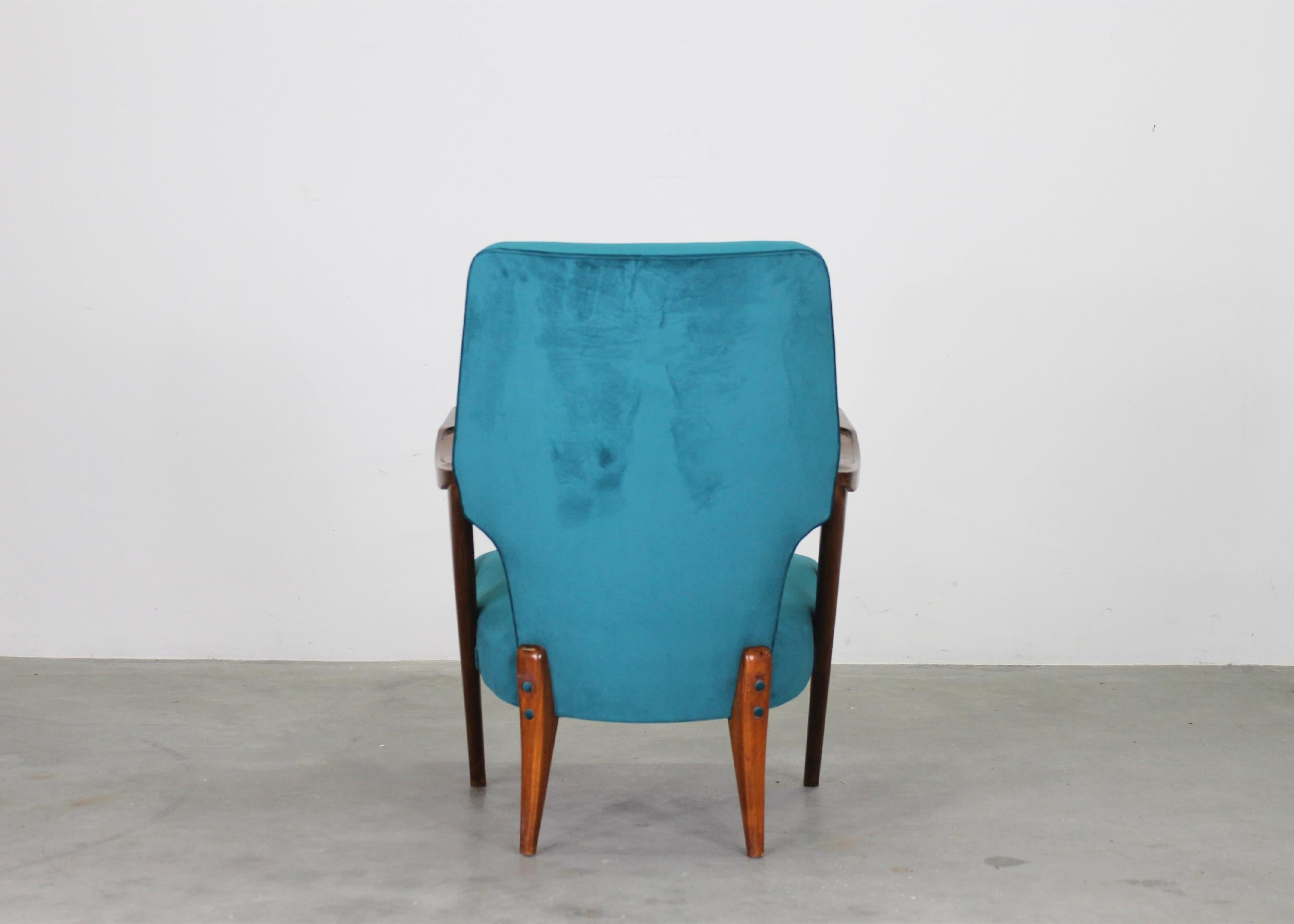 Giuseppe Scapinelli Set di due poltrone in legno di noce e tessuto anni '50 in vendita 2