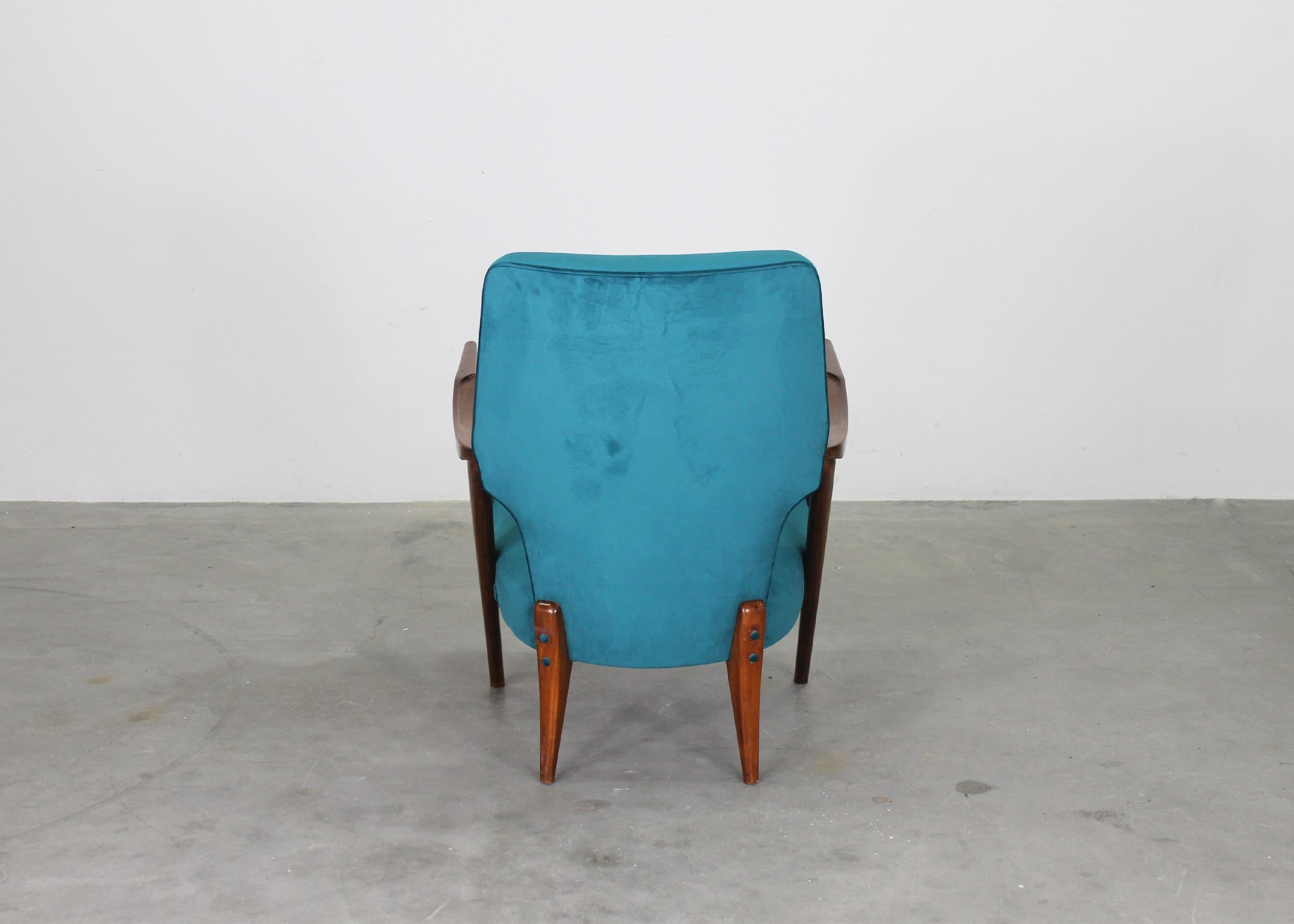 Giuseppe Scapinelli Set di due poltrone in legno di noce e tessuto anni '50 in vendita 3