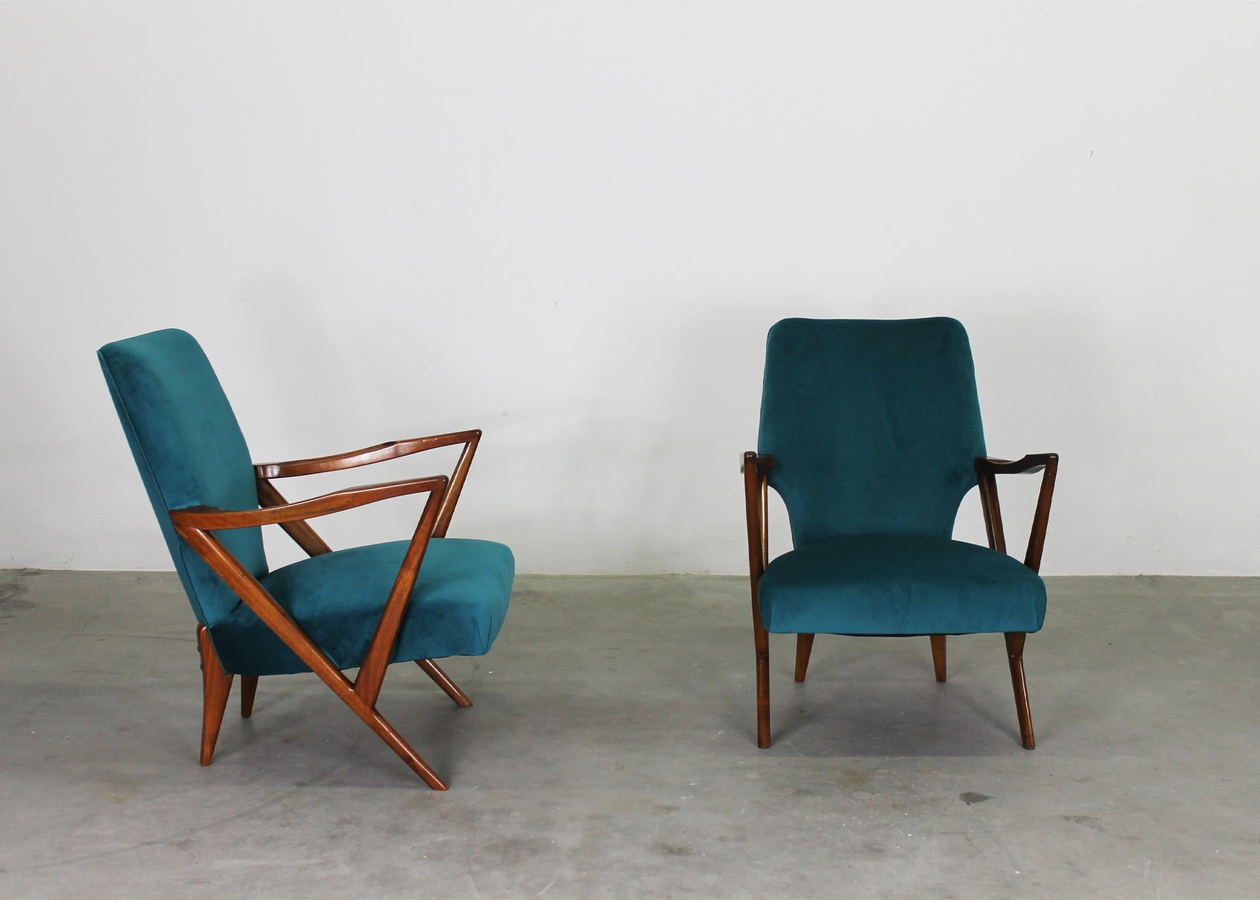 Mid-Century moderno Giuseppe Scapinelli Set di due poltrone in legno di noce e tessuto anni '50 in vendita